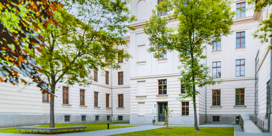 Innenhof mit Bäumen und Gebäuden