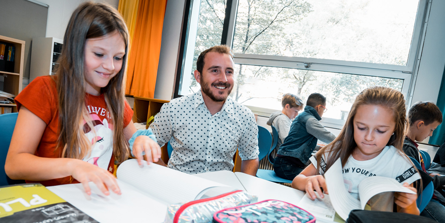 Studierender und Schülerinnen