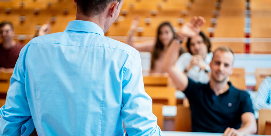 Studierende und Vortragender