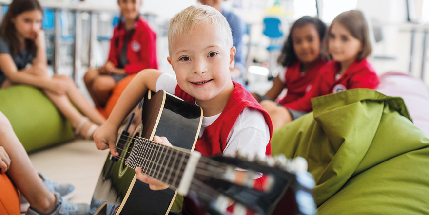 Kindergartenkinder beim Musizieren