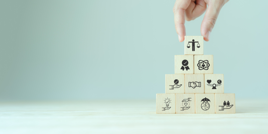 Würfel aus Holz mit Symbolen zum Thema Ethik