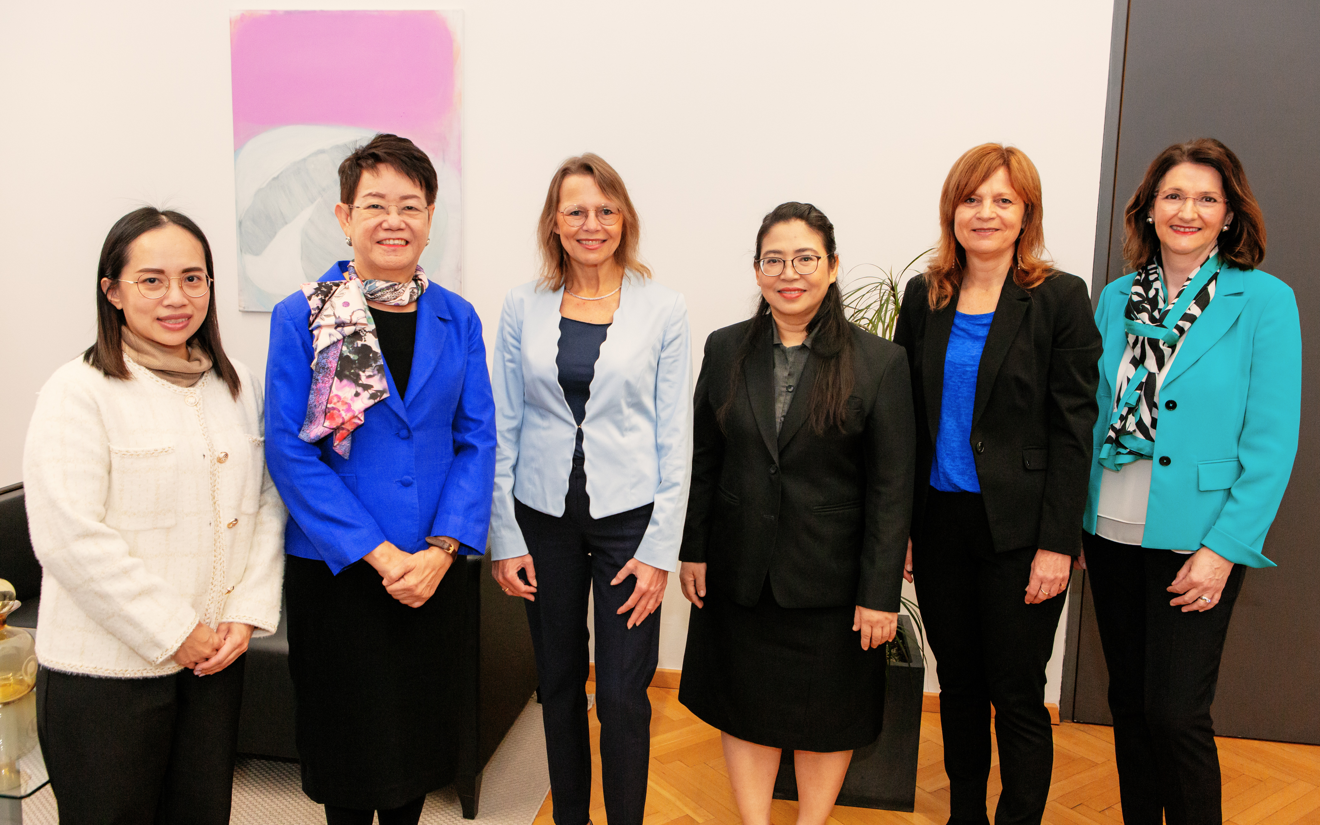 Thailändische Delegation mit Rektorin Beatrix Karl, IL Susanne Linhofer, VR Regina Weitlaner