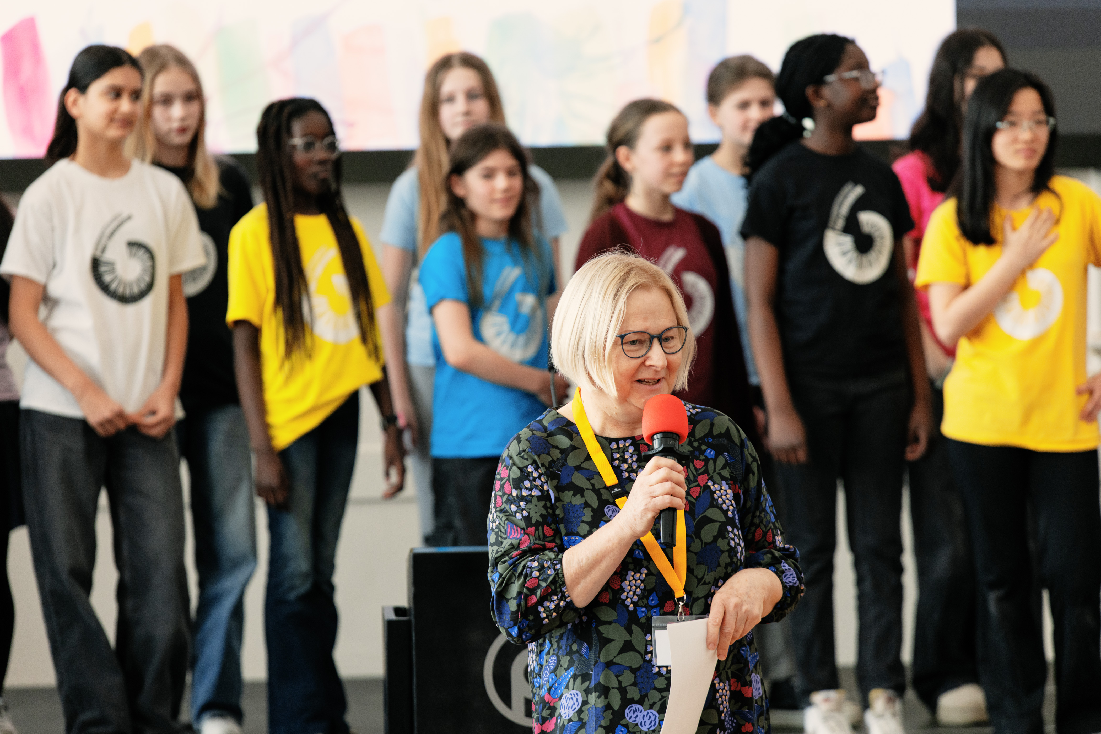 Dagmar Gilly, im Hintergrund Chor