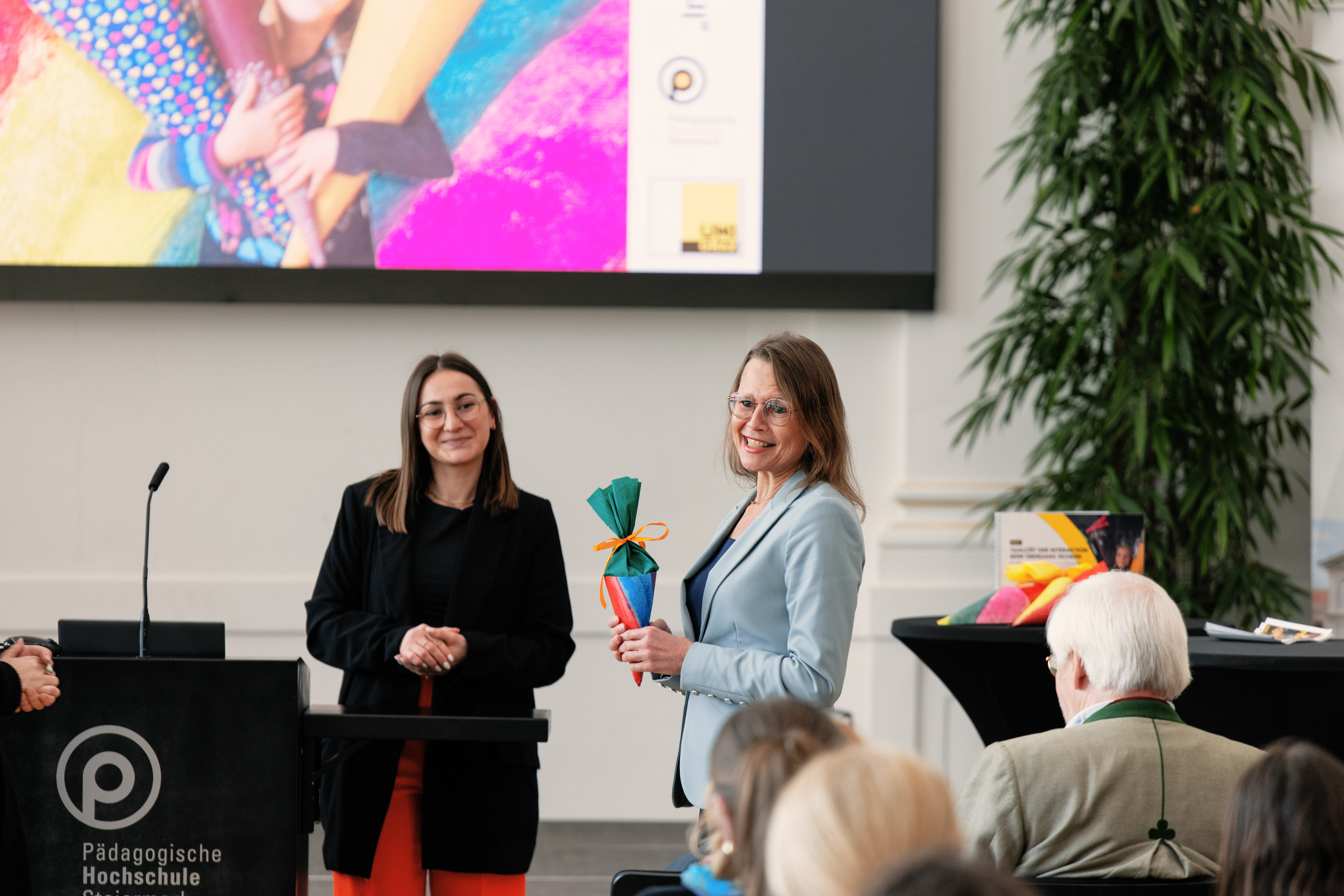 v.l.n.r.: Johanna Terschan, Rektorin Beatrix Karl mit Schulüte