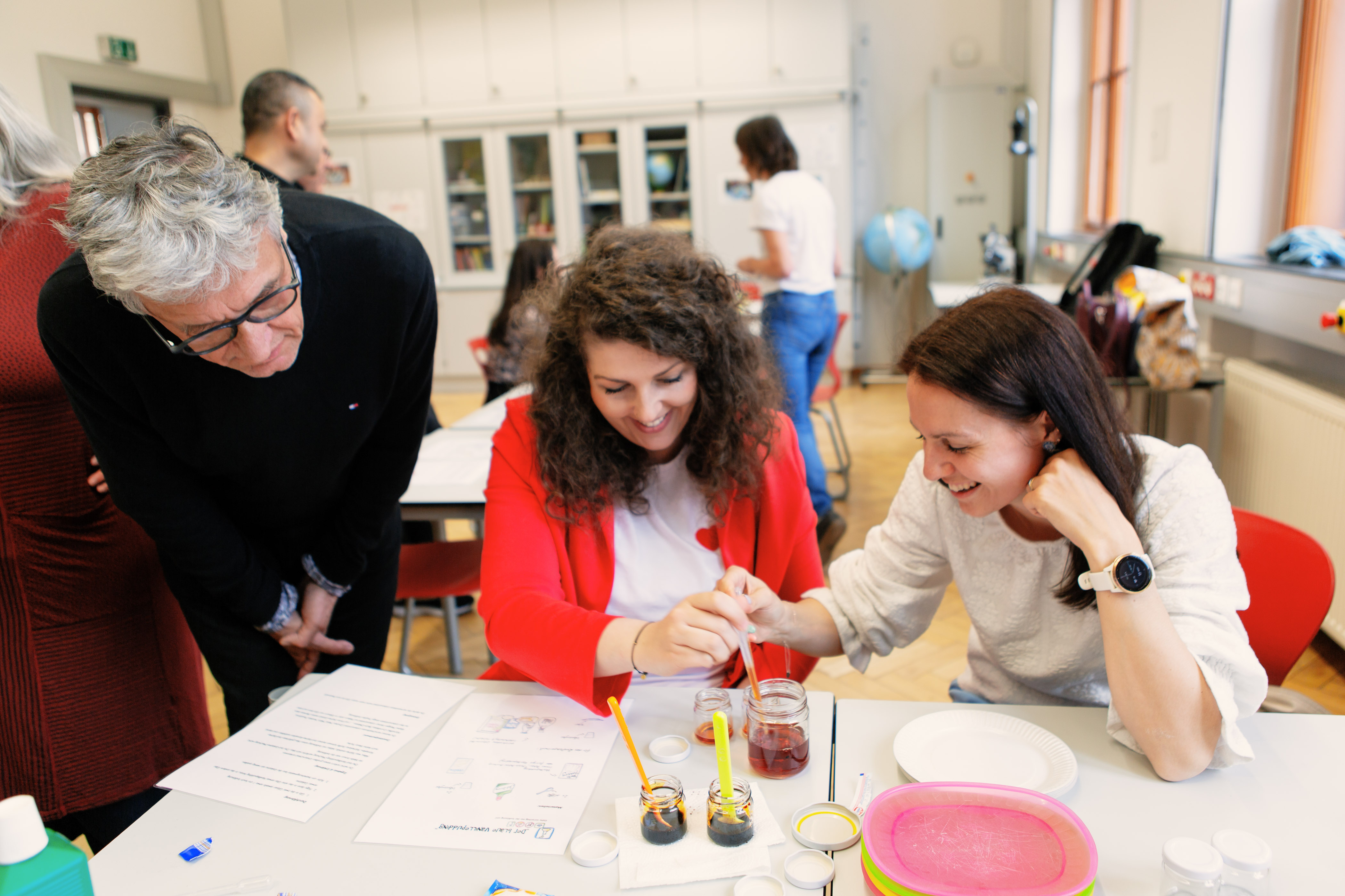 3 Personen experimentieren