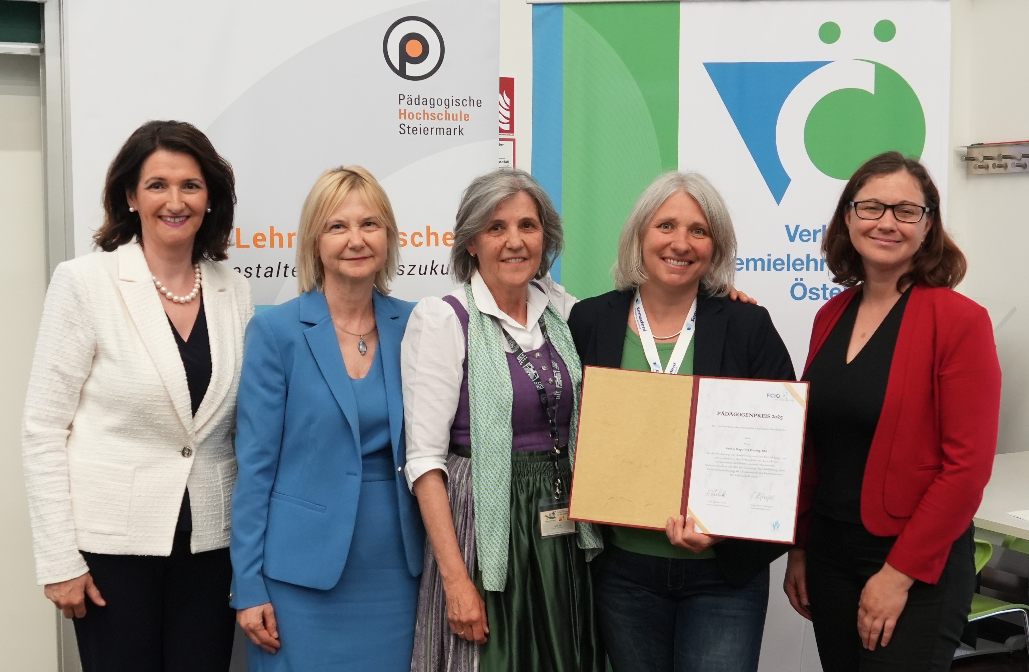 v.l.n.r.: VR Regina Weitlaner, IL Klaudia Singer, Pia Jaritz (VCÖ), Eva Freytag mit Auszeichnung, IL Silvia Kopp-Sixt