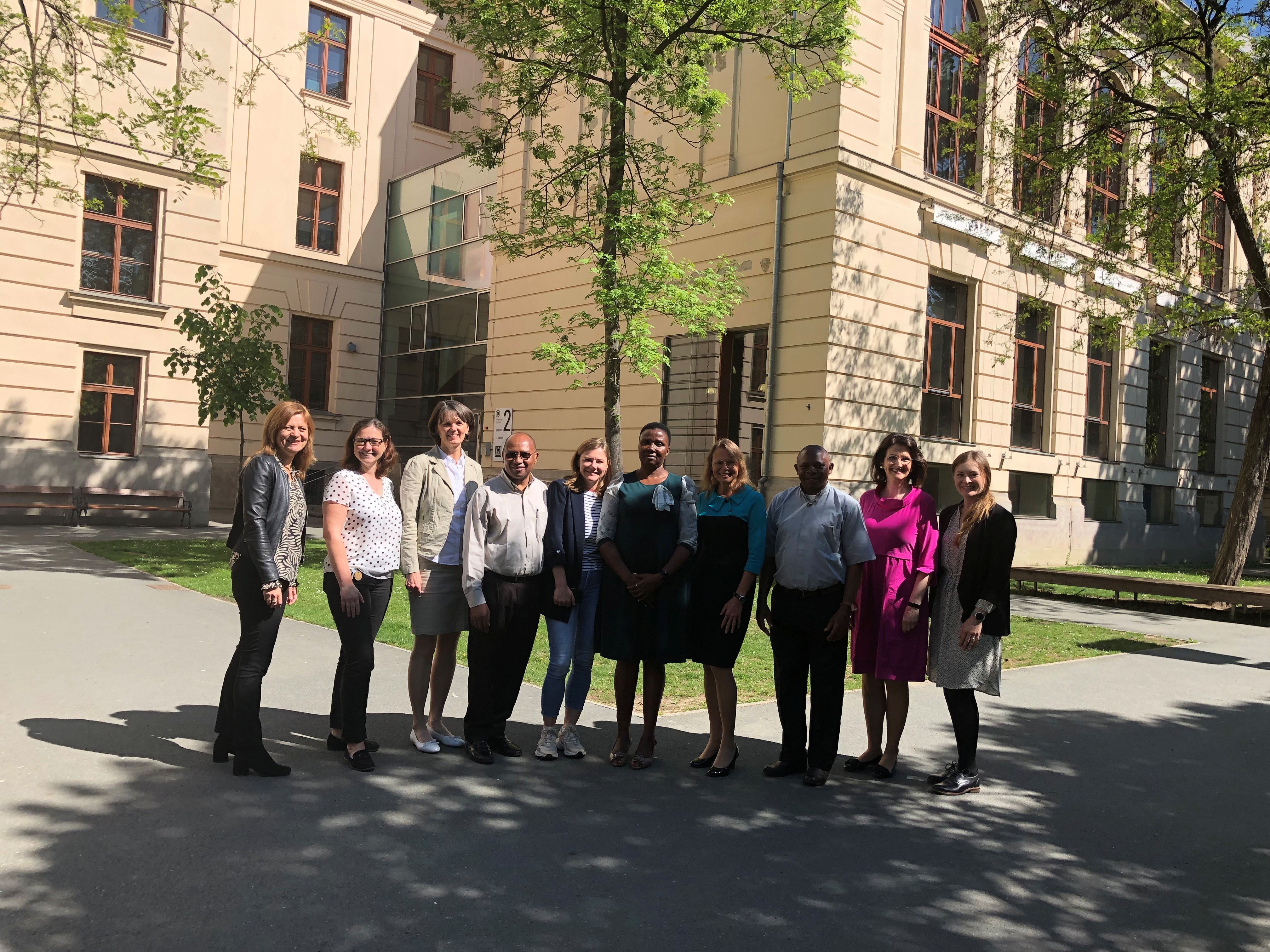 v.l.n.r.: Beatrix Karl, Regine Weitlaner, Elisabeth Amtmann, Susanne Linhofer, Silvia Kopp-Sixt, Ursula Komposch, Lianne Hill, Peter Siamoo, Eugene Lyamate, Lydia Mushi