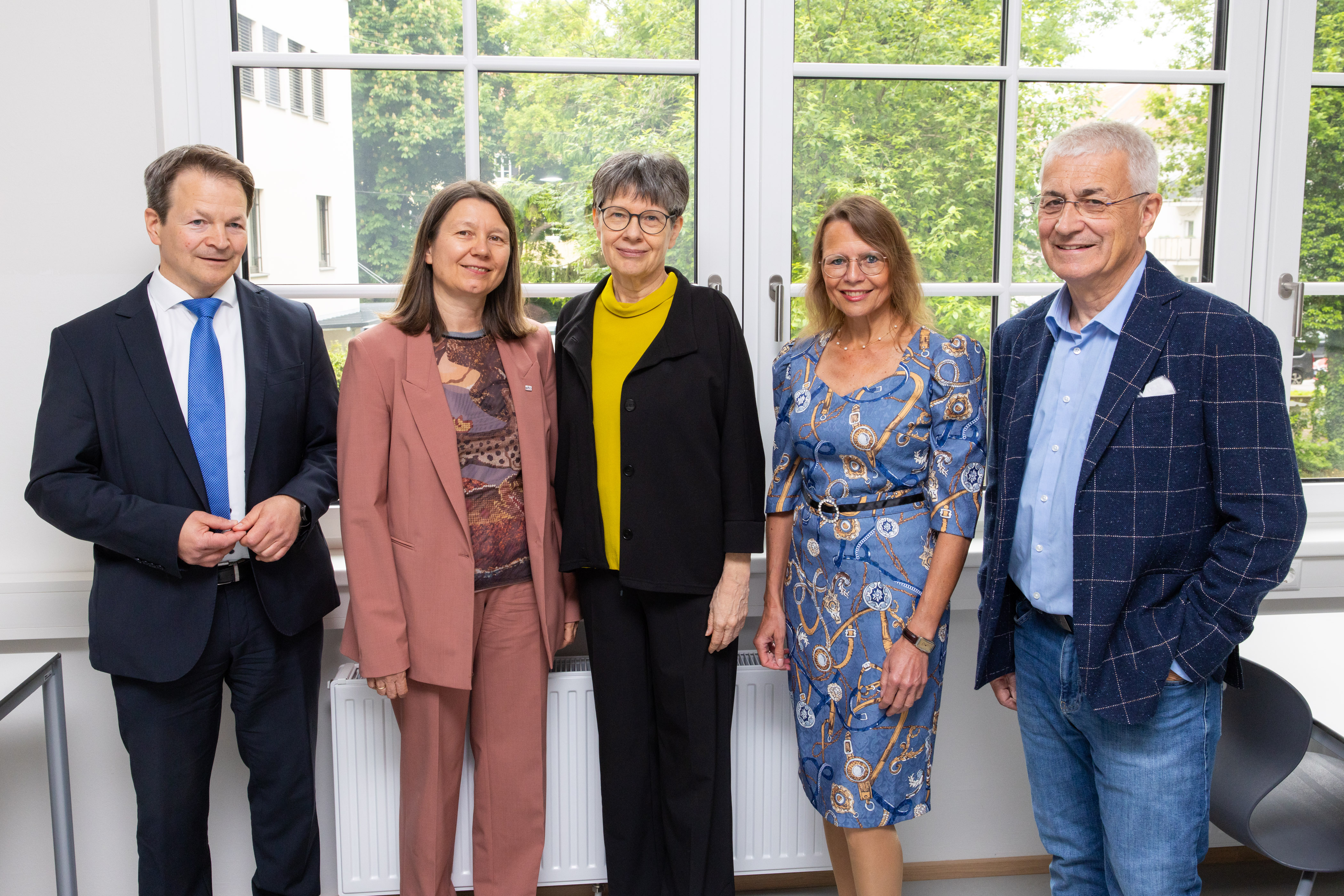 v.l.n.r.: Sven Fisler (PH Kärnten),  Sabine Weisz (PPH Burgenland), Andrea Seel (PPH Augustinum), Beatrix Karl (PH Steiermark), Andreas Schnider (Qualitätssicherungsrat für Pädagoginnen- und Pädagogenbildung) 