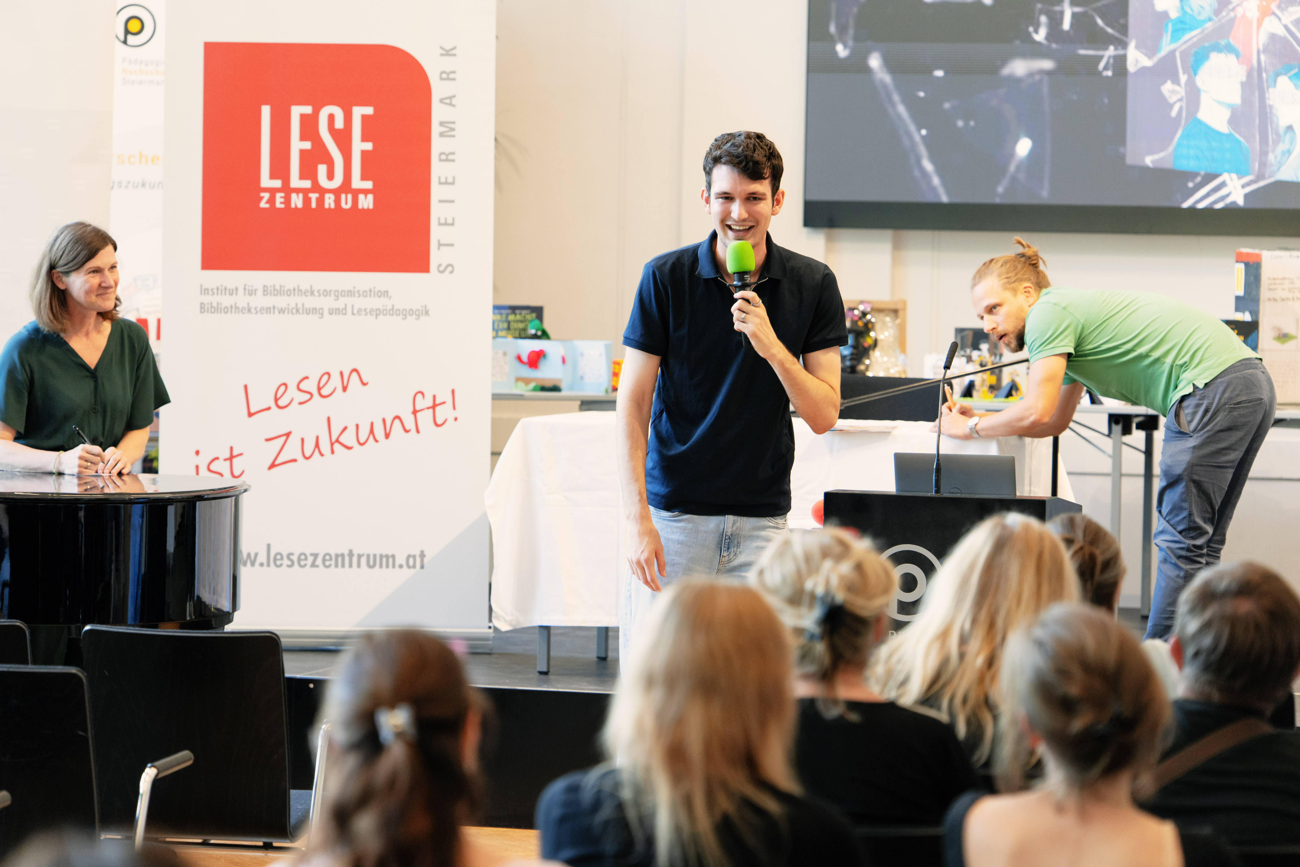 Lesung Colin Hader; Colin Hader mit Mikrophon