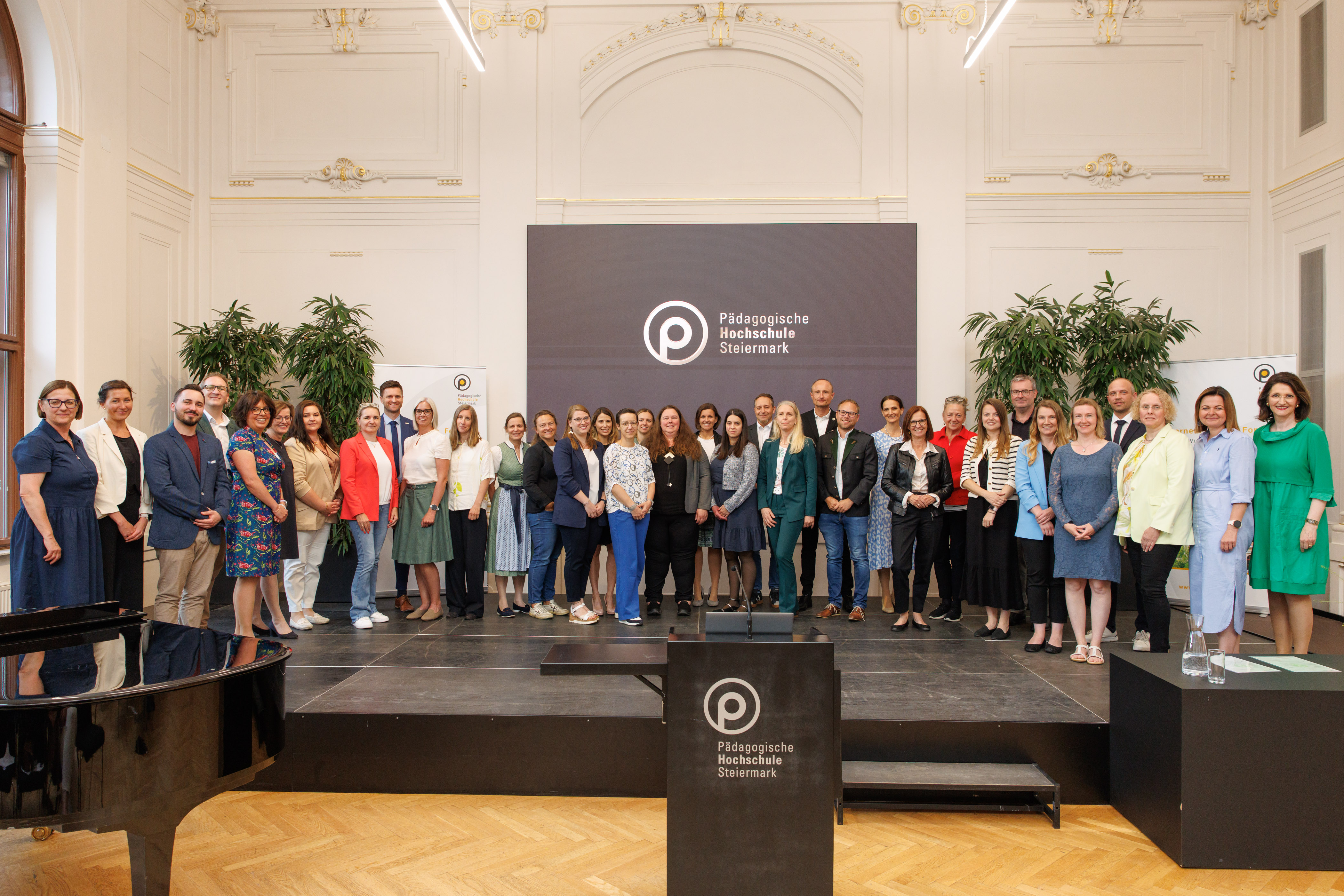 Gruppenfoto der Absolvent*innen