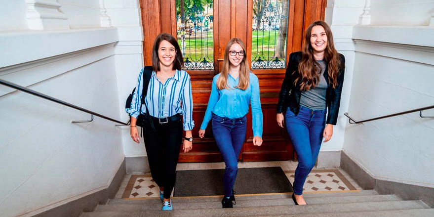Drei Frauen gehen die Treppen hoch 