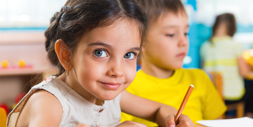 Schülerin und Schüler in der Schulklasse
