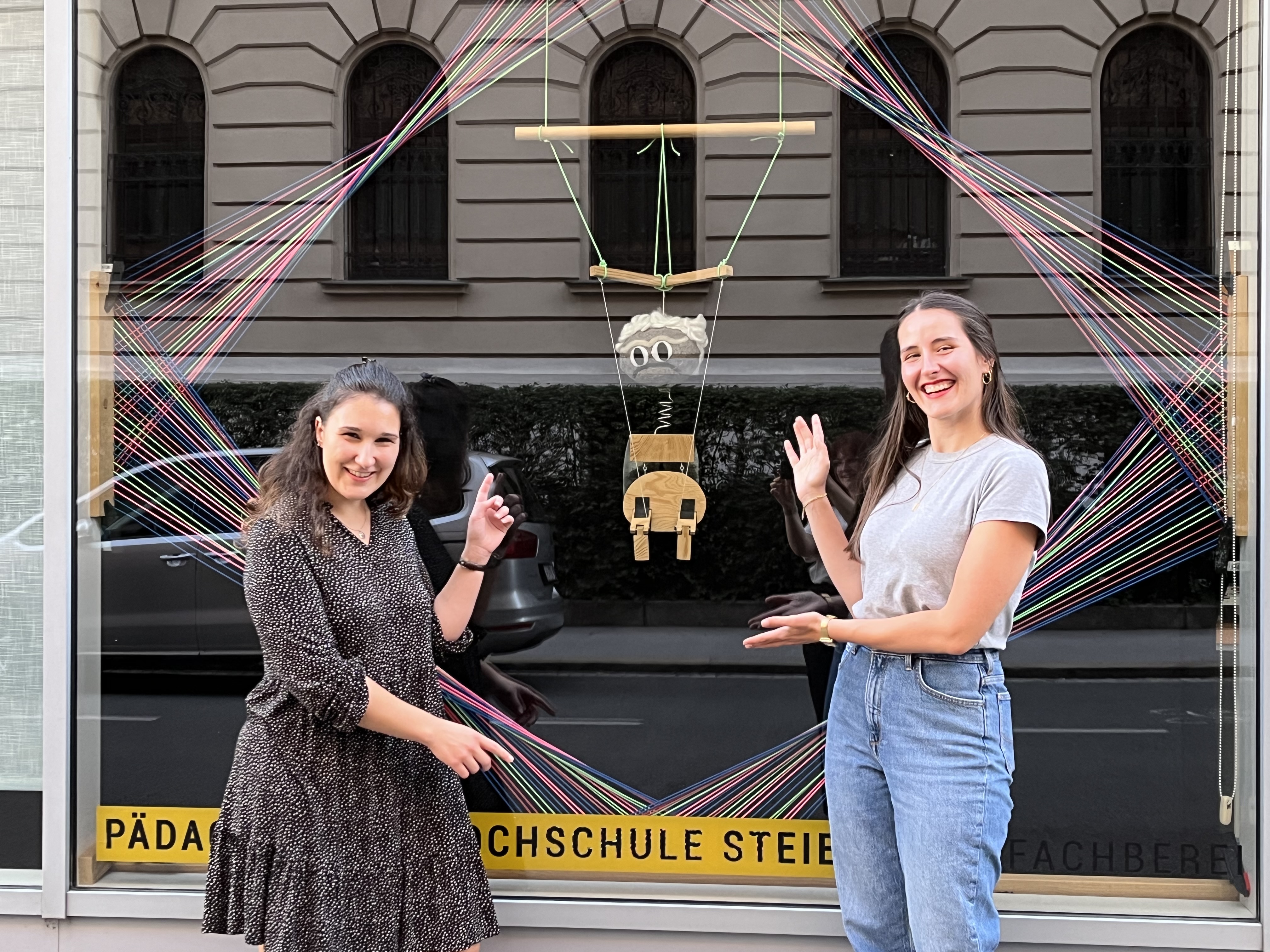Vanessa Obereder und Sandra Schober vor ihrem Schaufenster