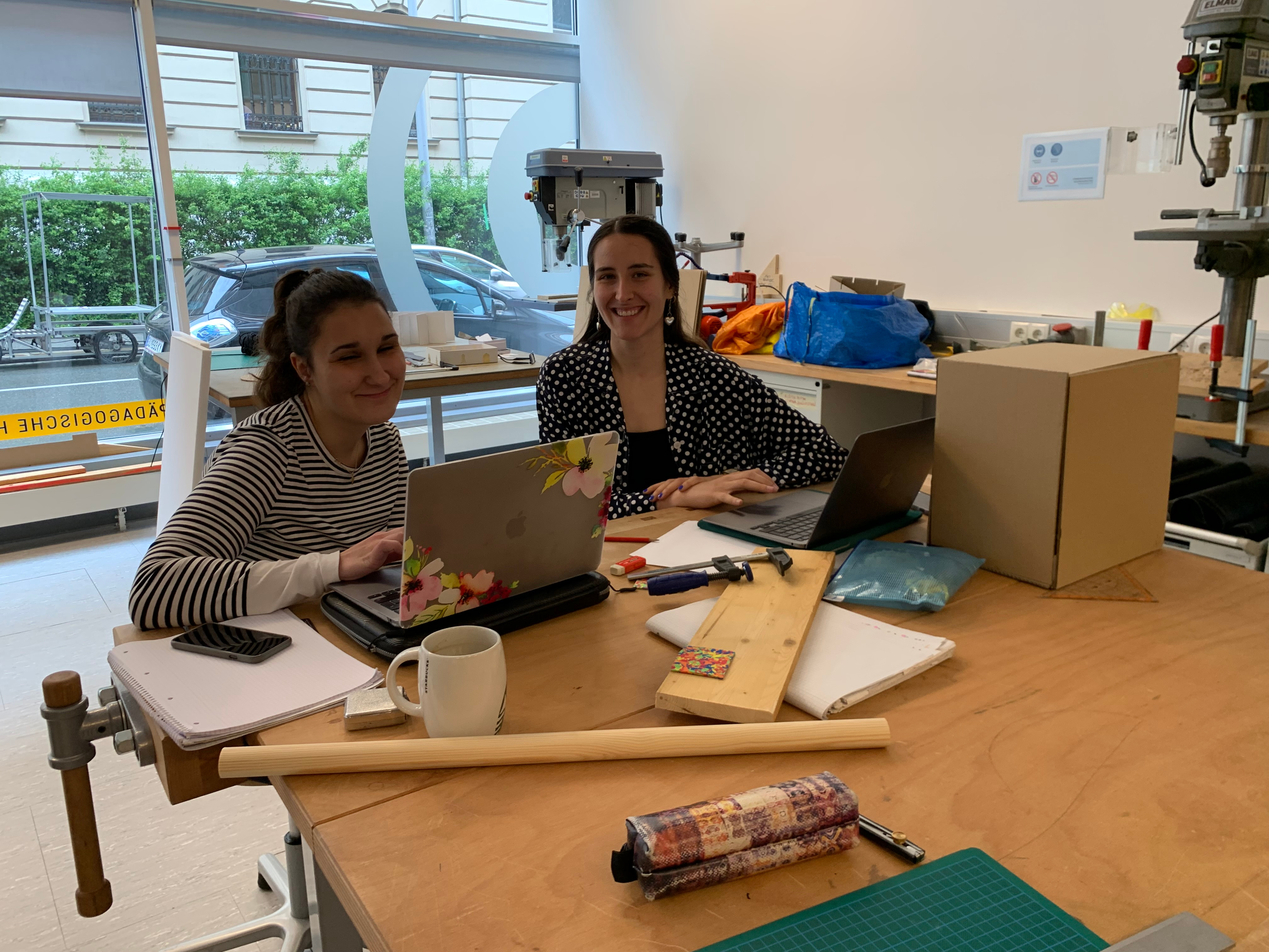 Vanessa Obereder und Sandra Schober am Werktisch