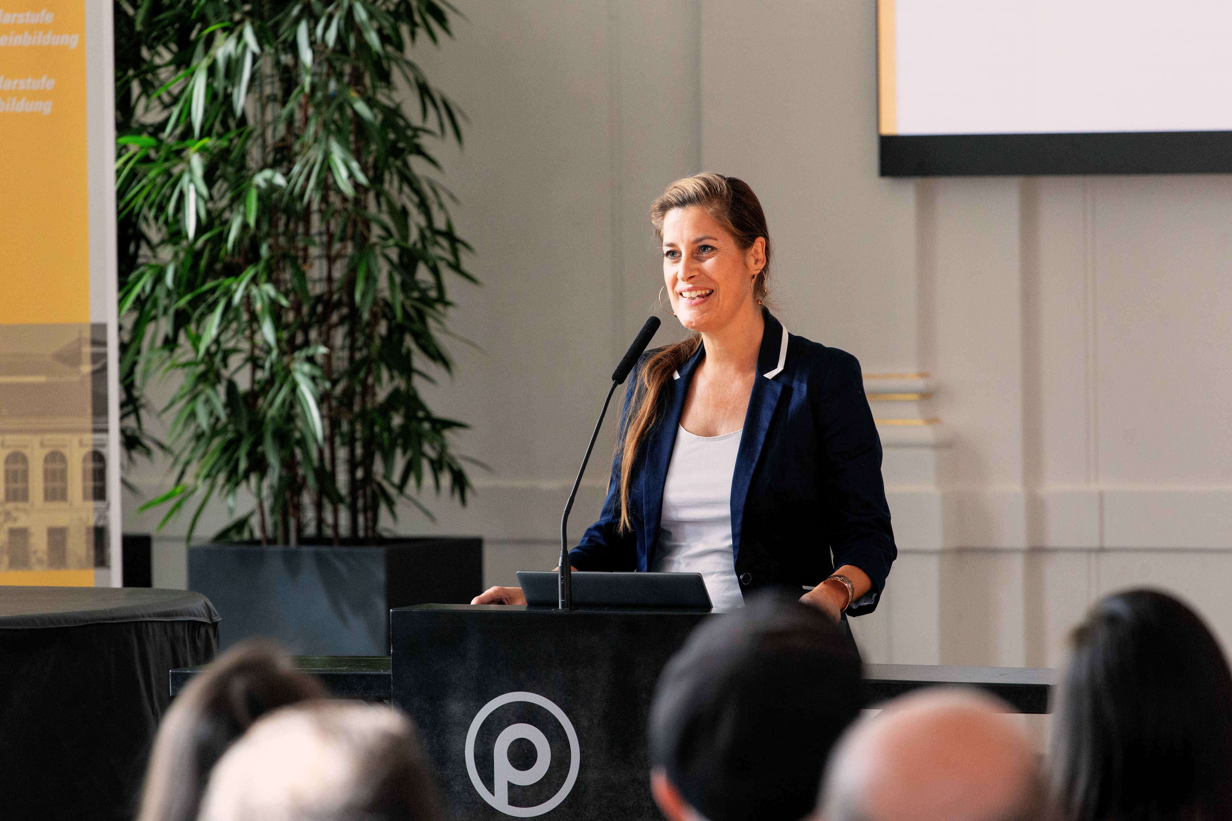 Judith Huber am Podium in der Aula 