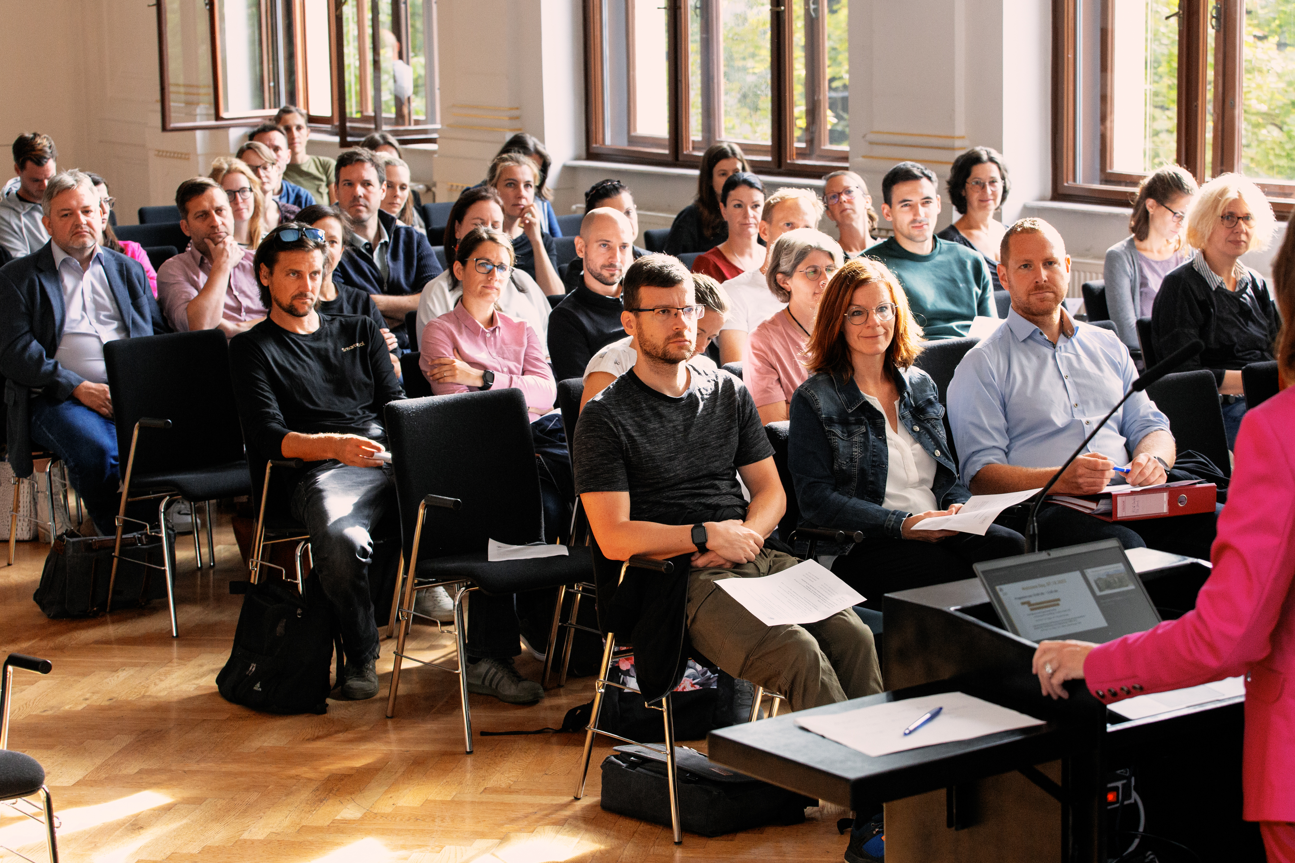 Gruppe sitzt in der Aula
