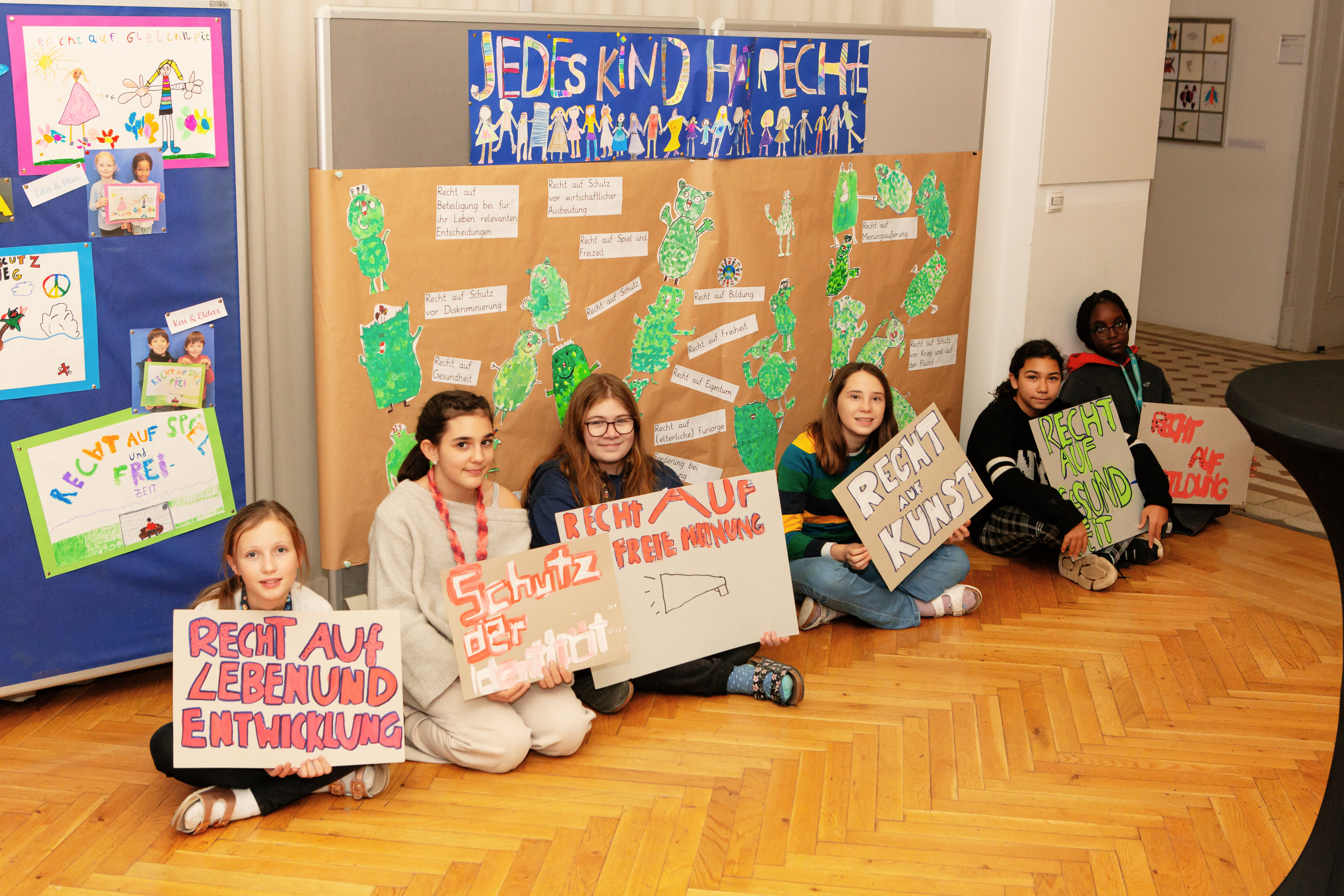Kinder mit Plakaten zum Kinderschutz