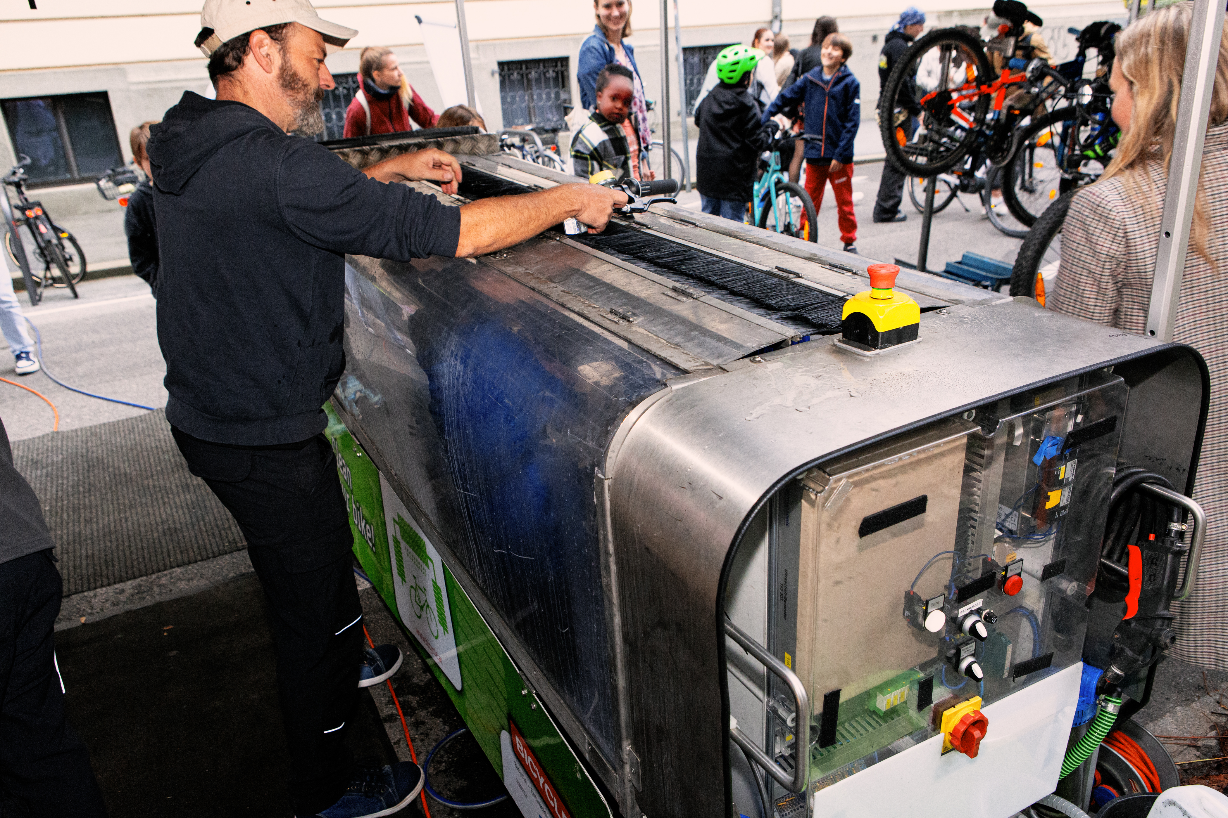 Mann bei Fahrrad Waschanlage