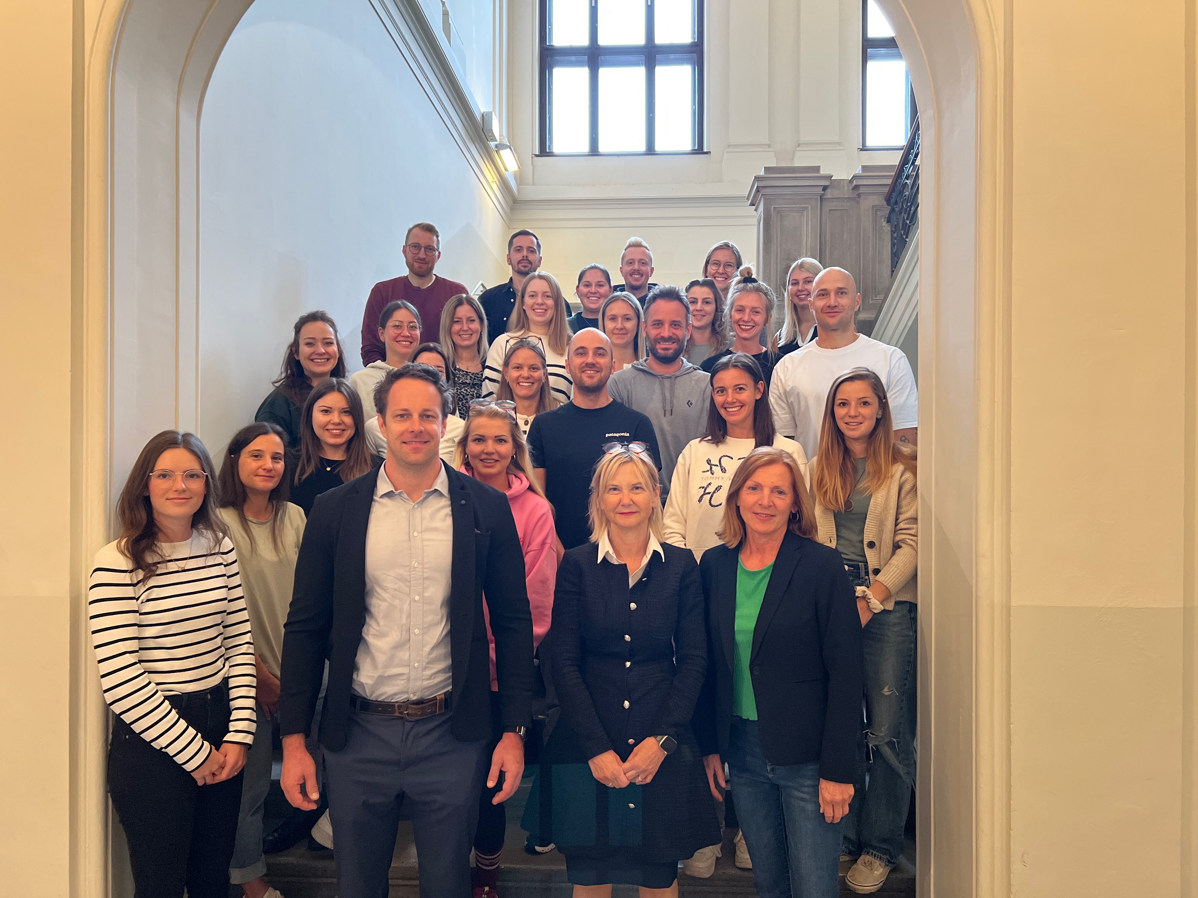 Menschen stehen in Treppenhaus