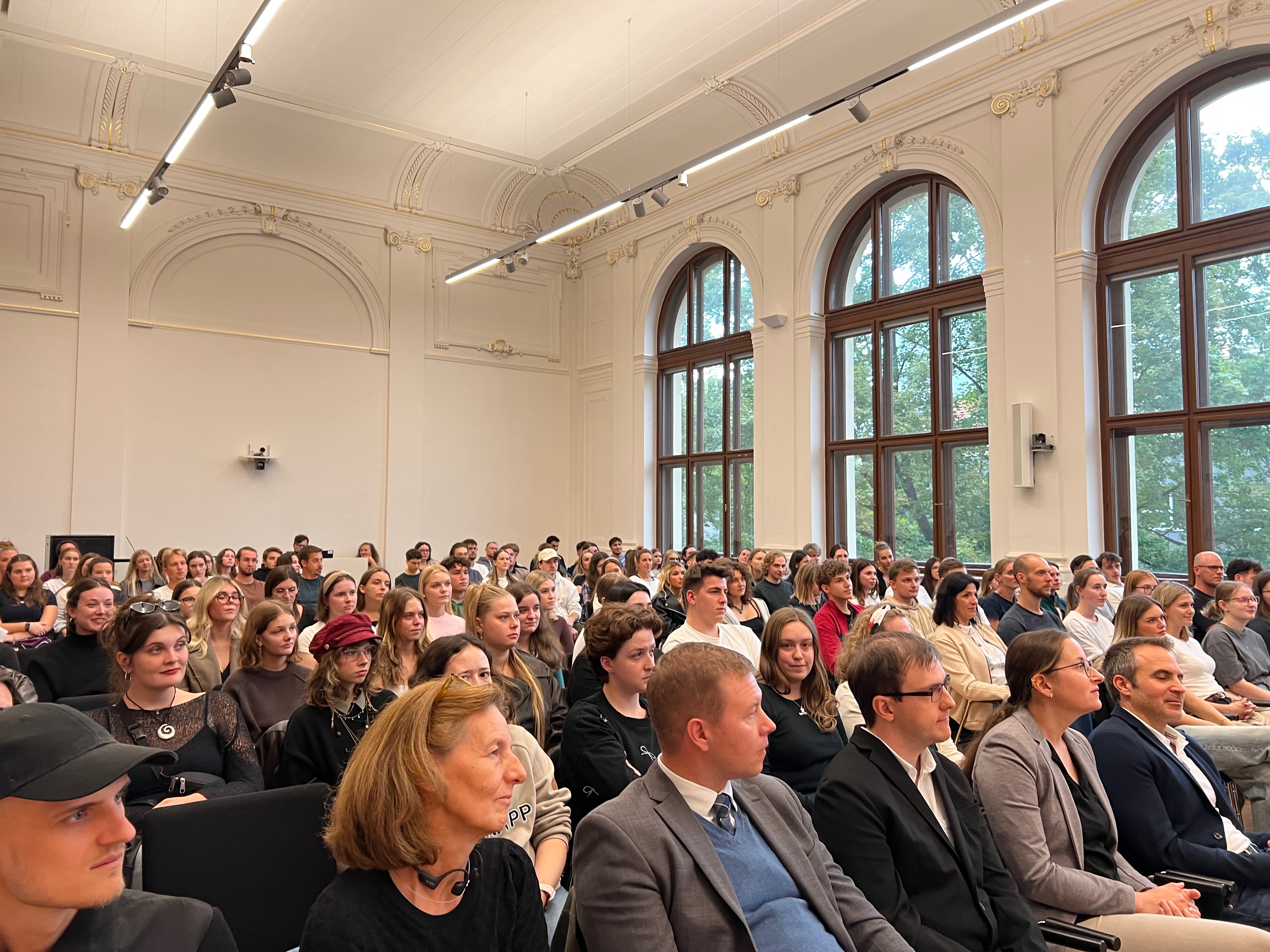 Menschen in vollem Saal