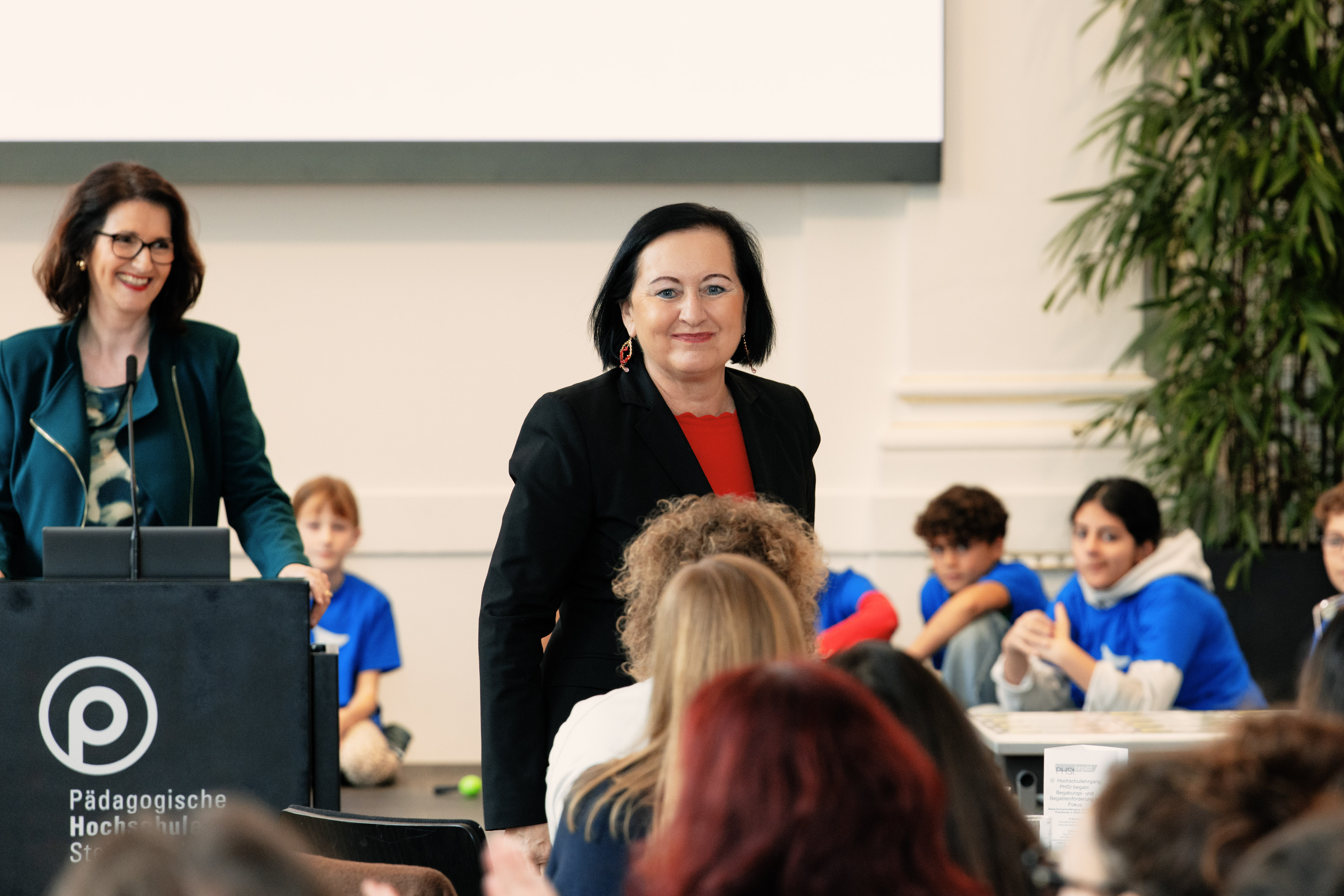 Zwei Personen in der Aula