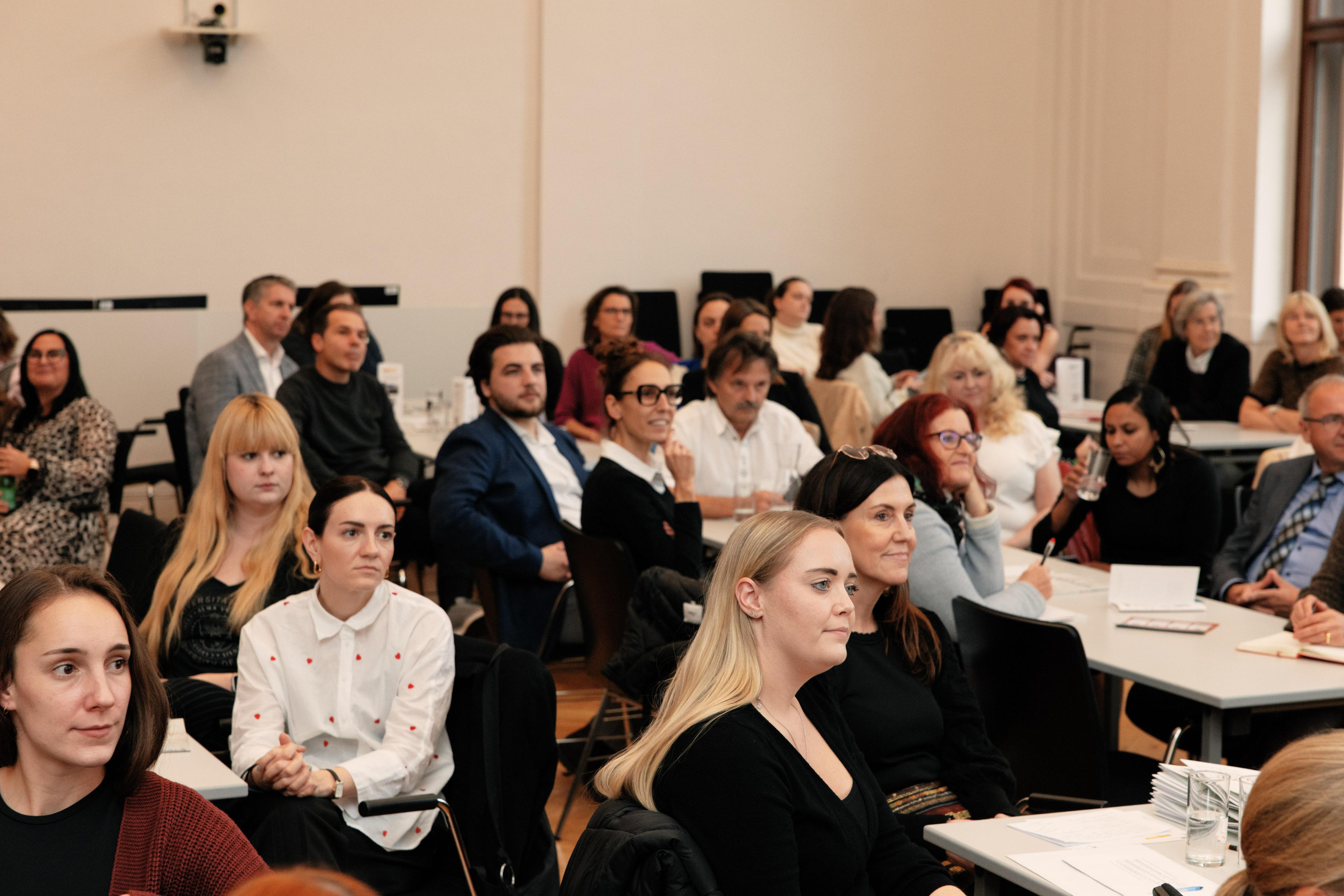 Personen sitzen an Tischen