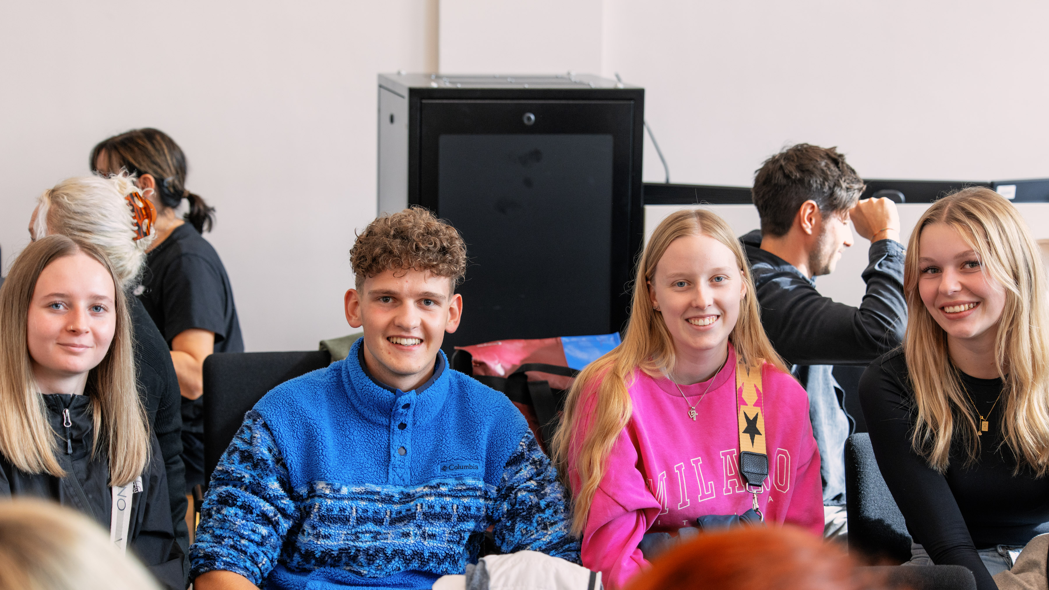 Vier Schüler lachen in die Kamera