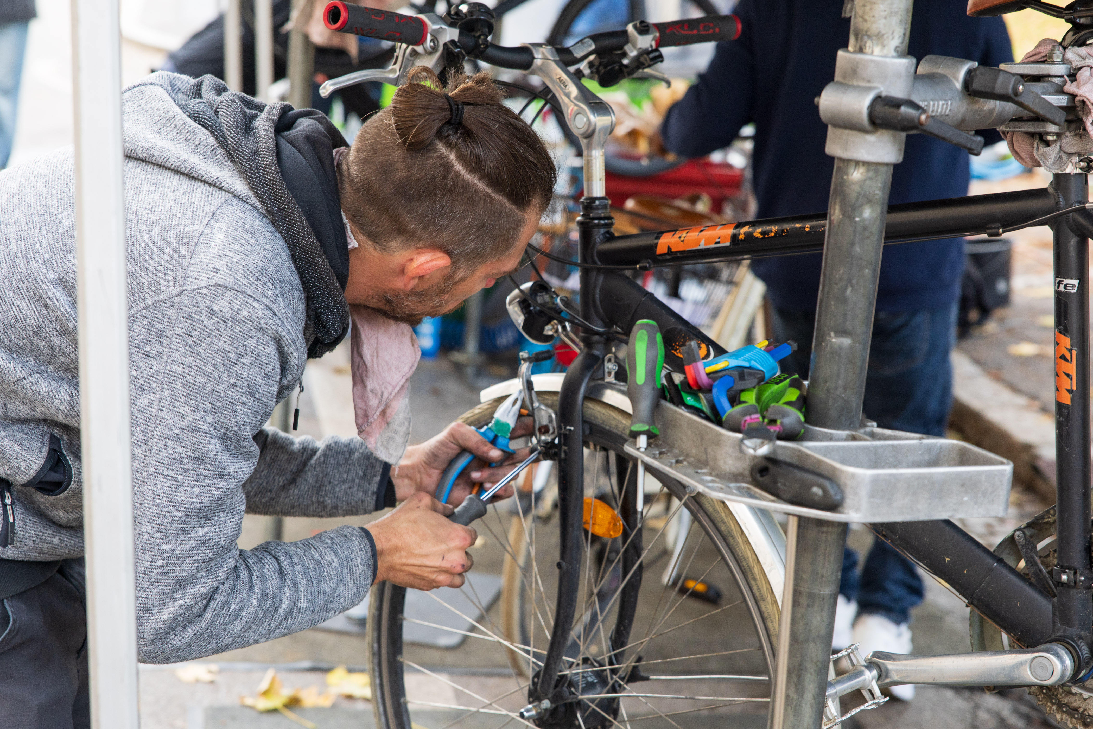 Mann steht vor einem Fahrrad 