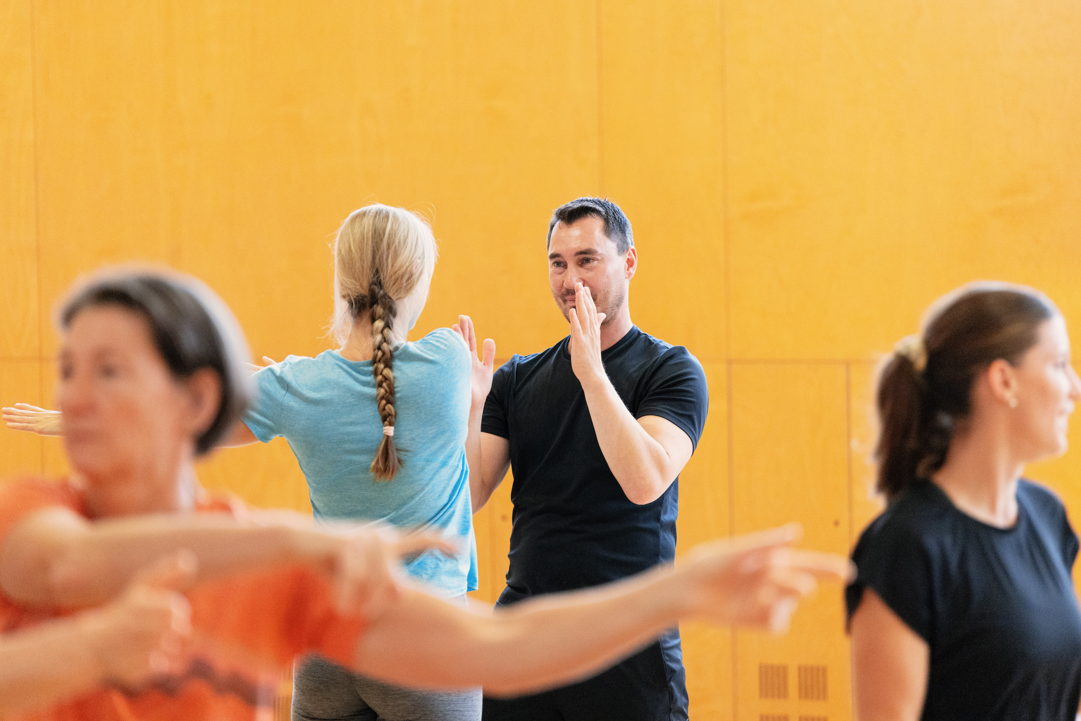 Personen machen Dehnübungen