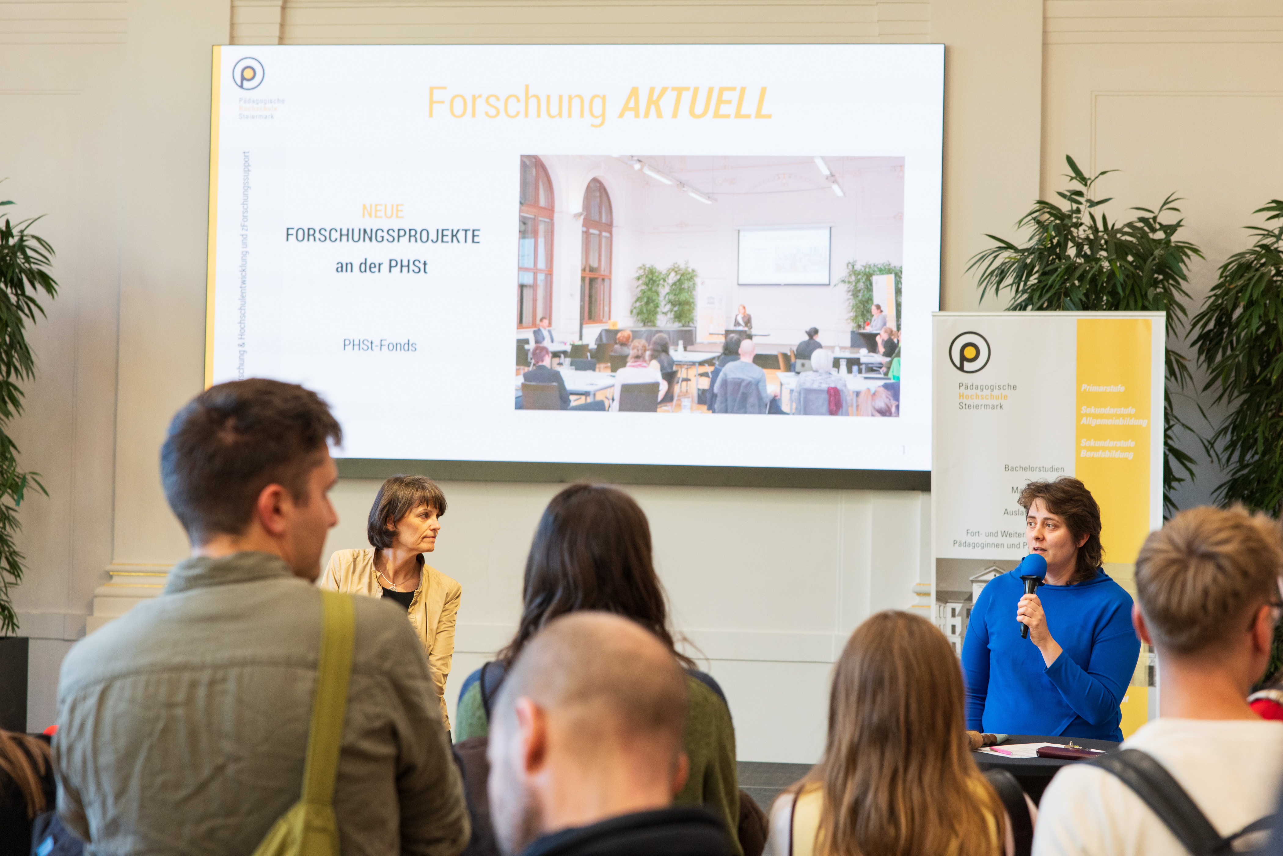 Zwei Frauen sprechen zum Publikum