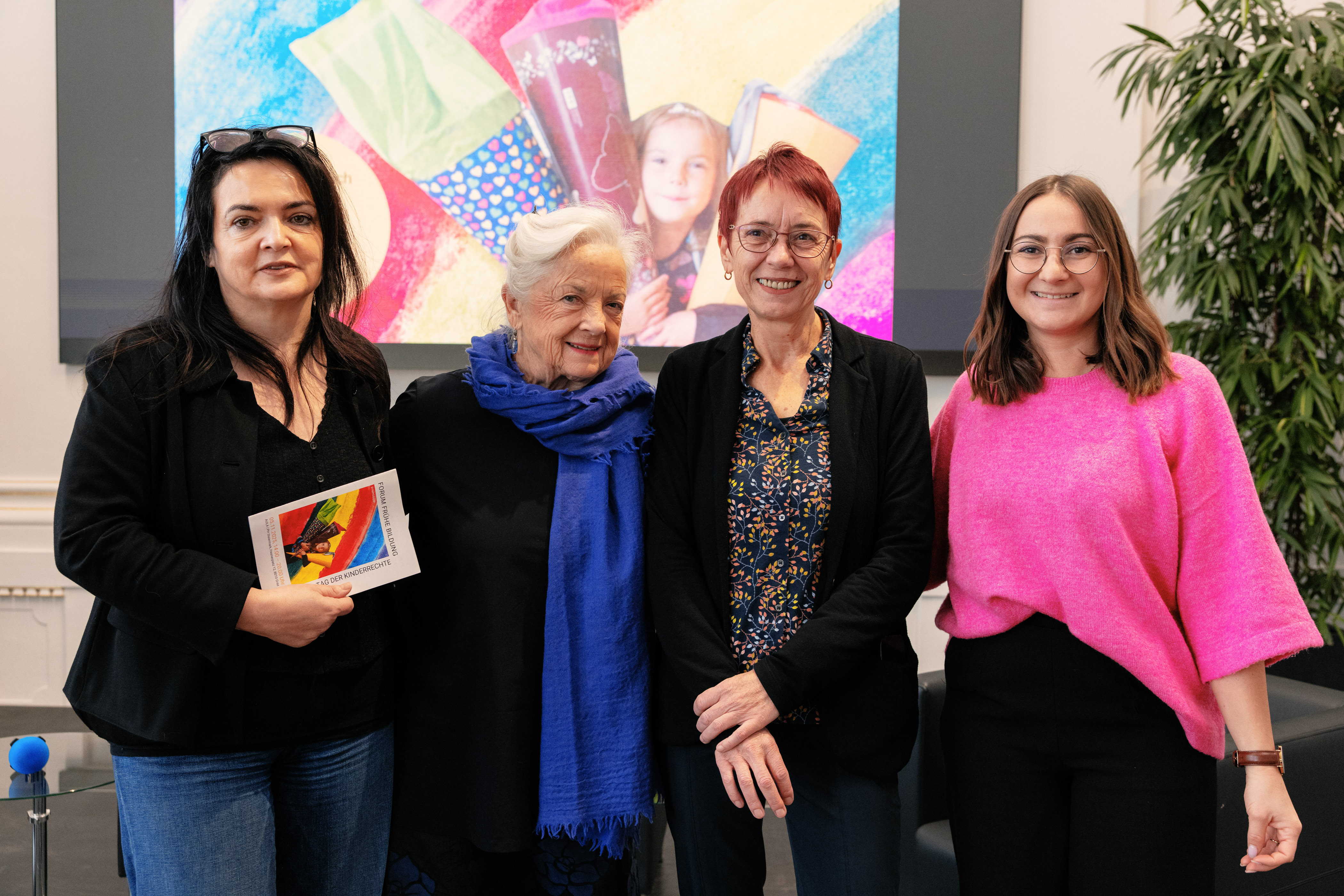 vier Frauen stehen nebeneinander 