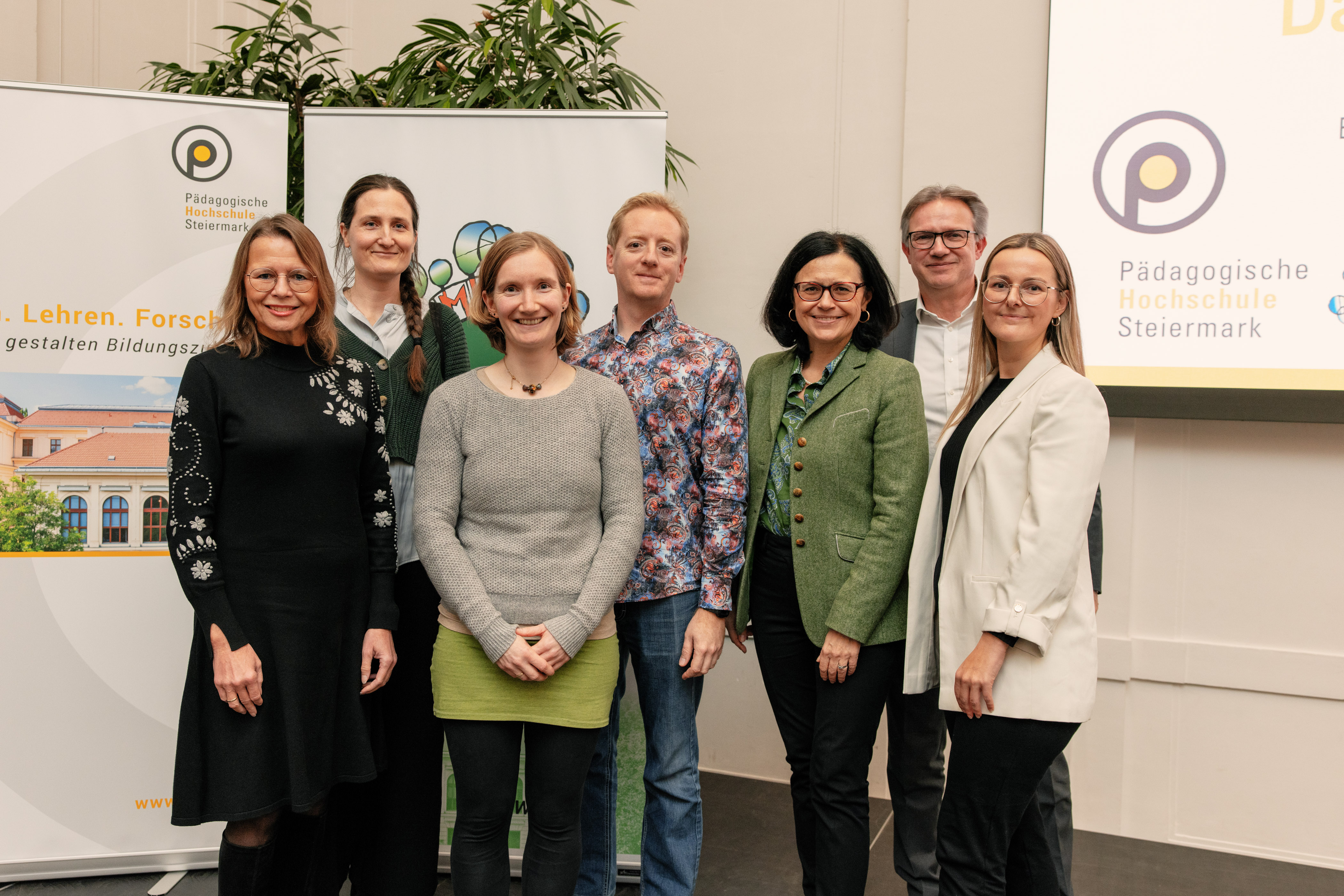 Gruppenfoto der Moderatorin, Rektorin und der Expert*innen