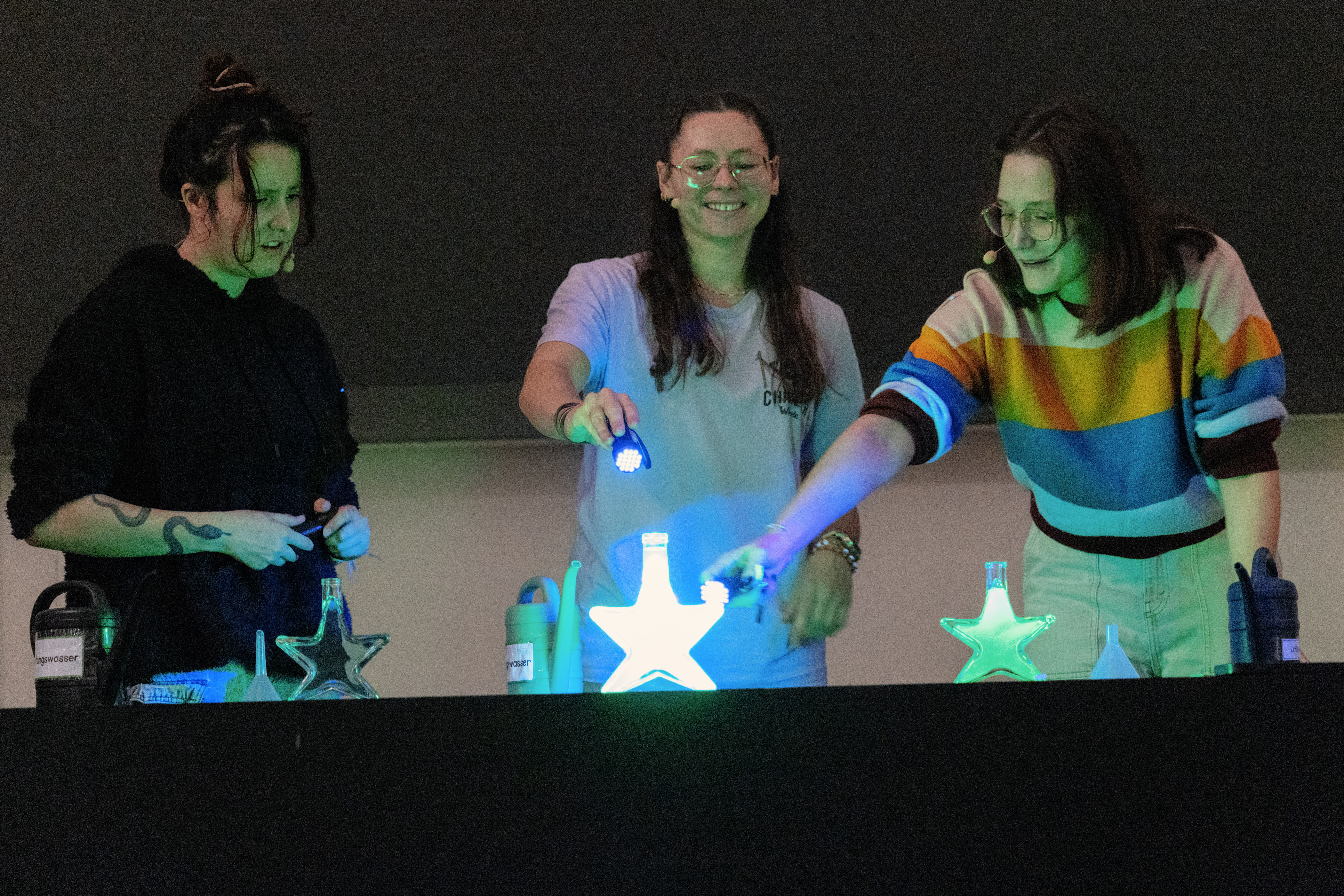 Drei Frauen machen ein Experiment