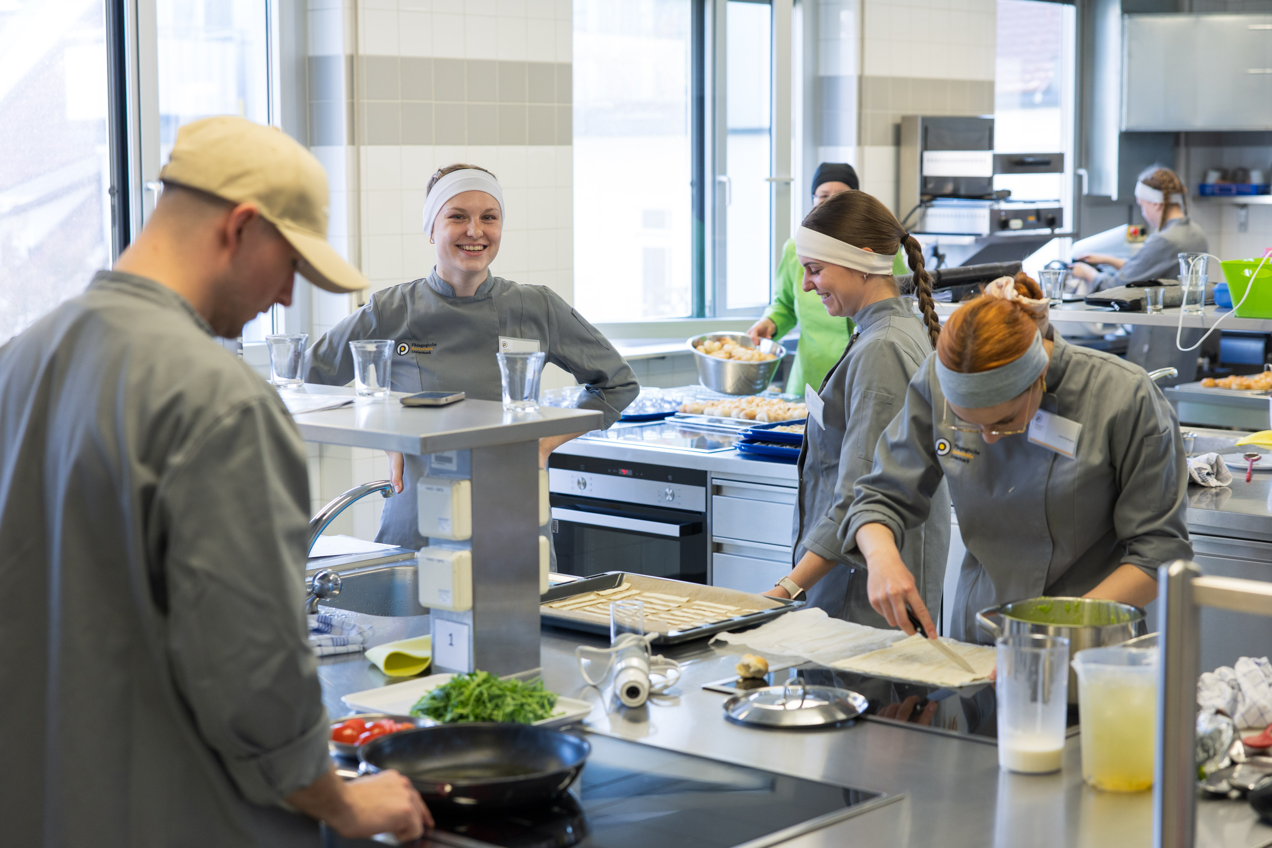 Studierende in der Lehrküche beim Kochen