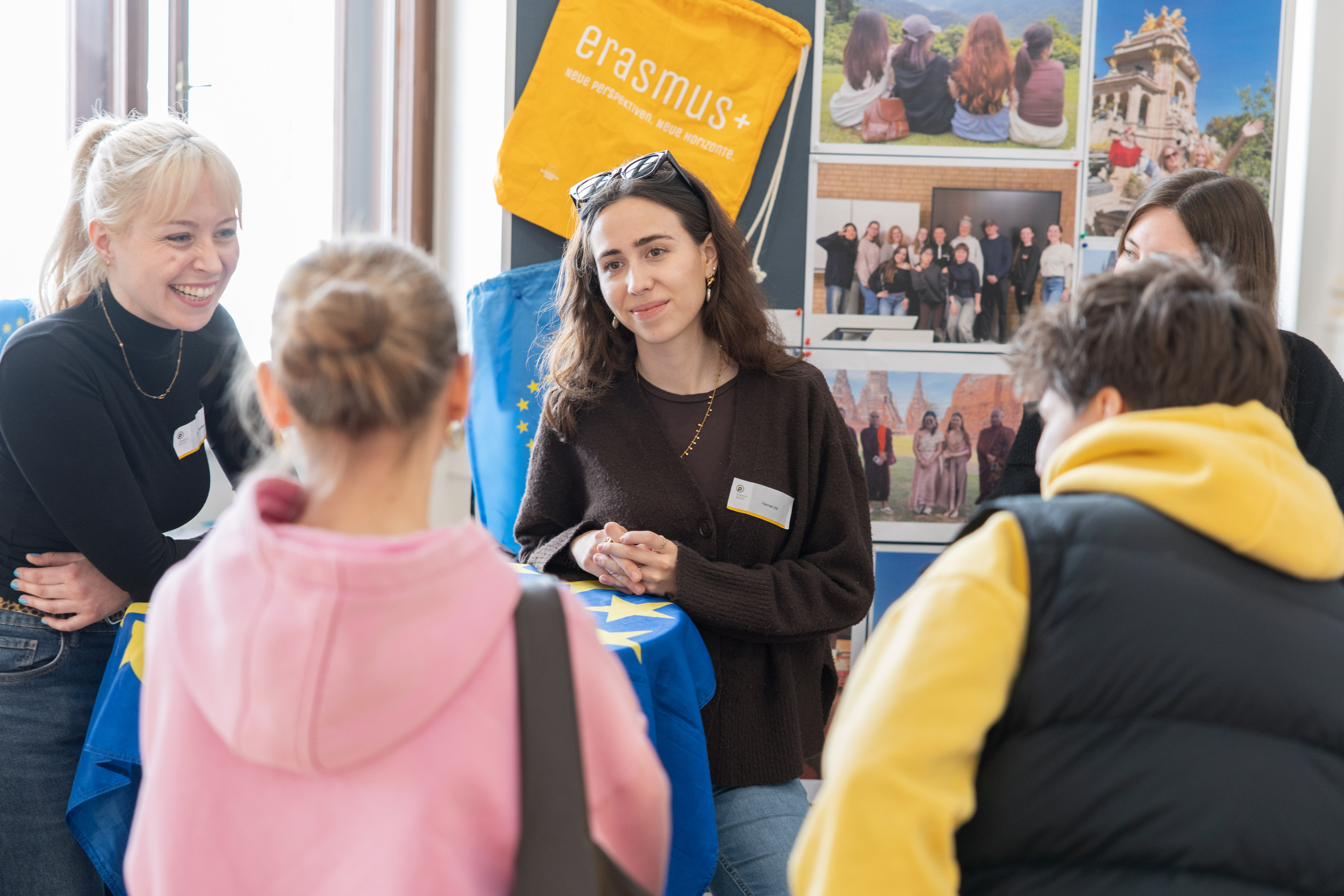 Studieninteressierte in der Aula 