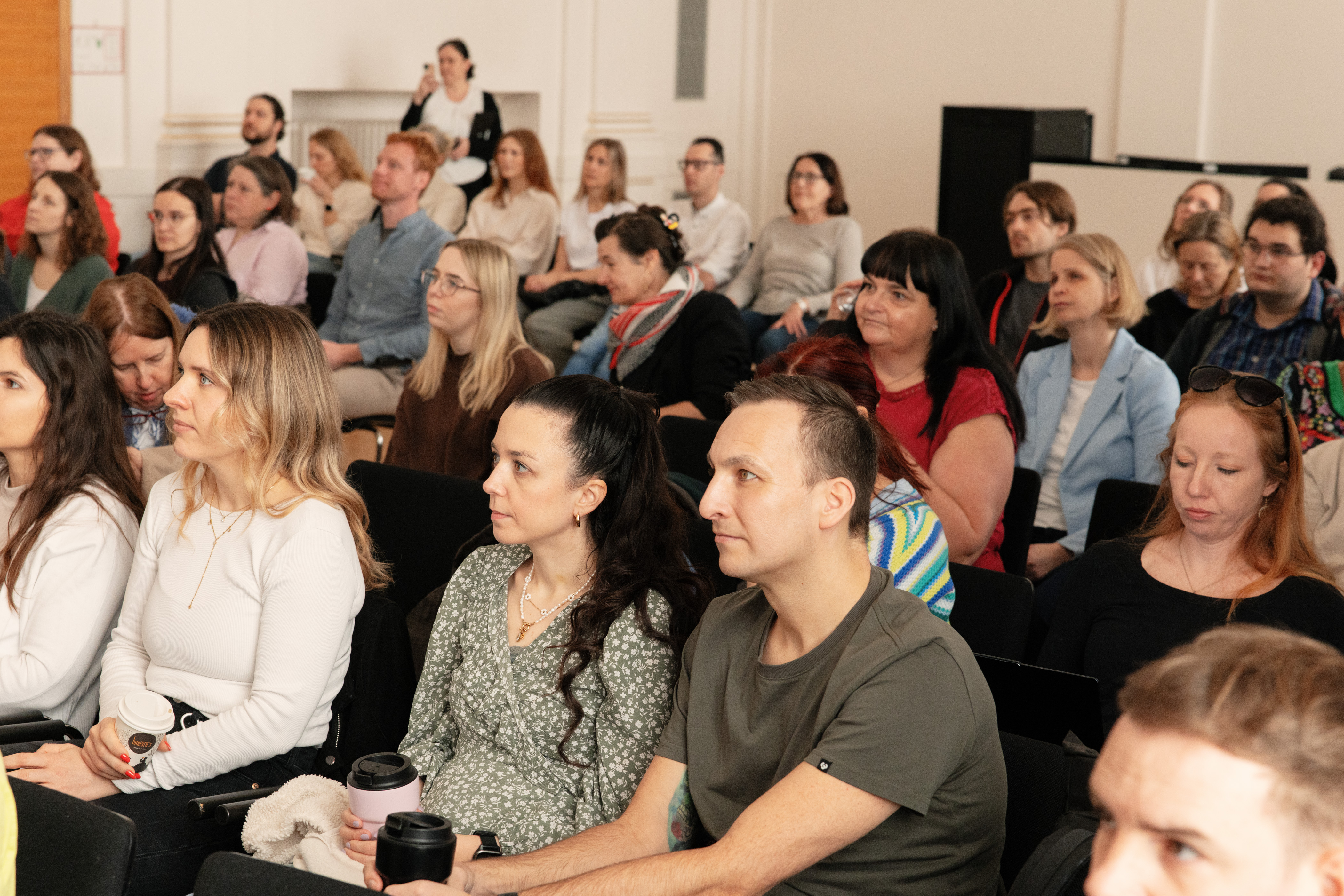Personen sitzen im Publikum