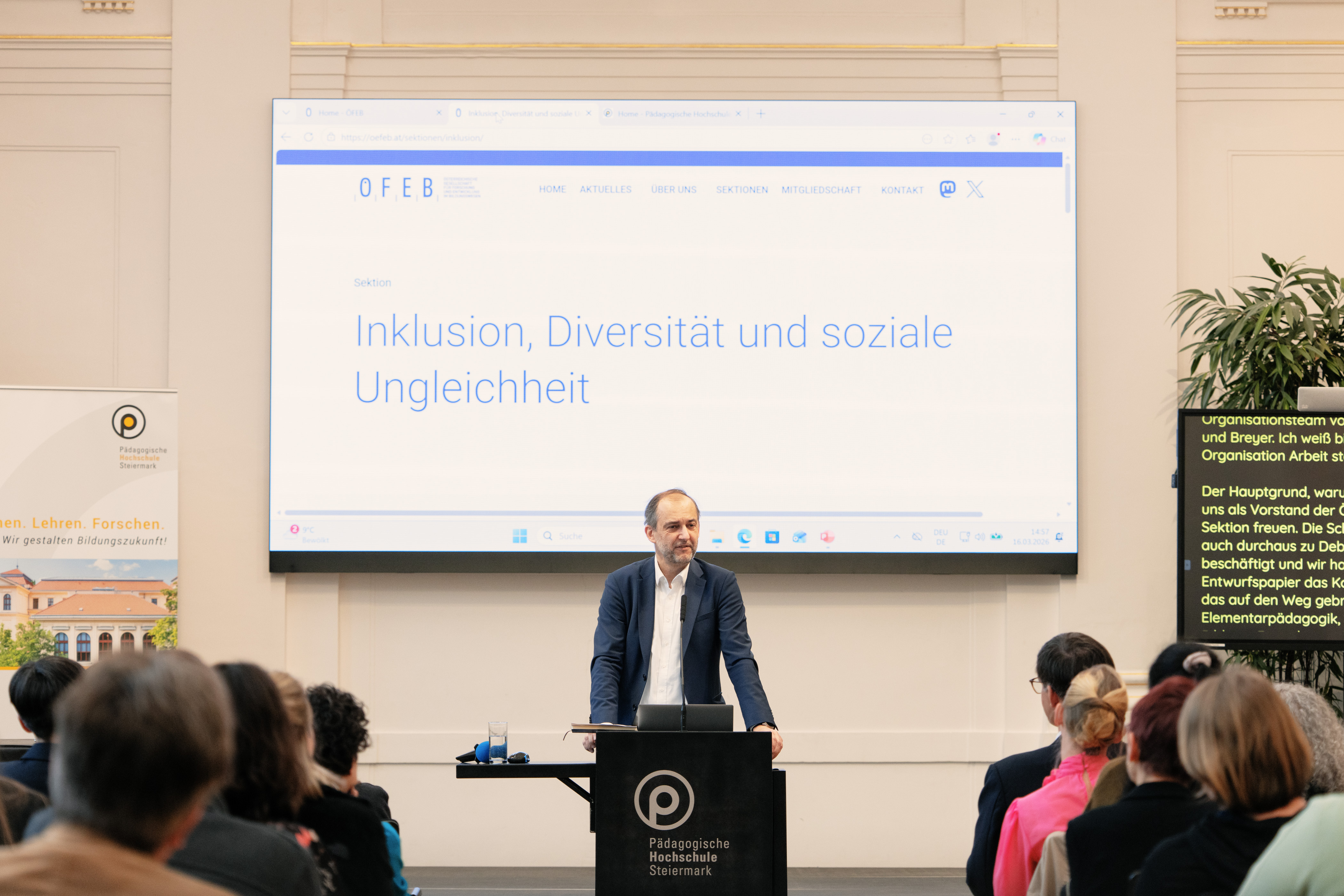 Ein Mann steht am Sprechpult