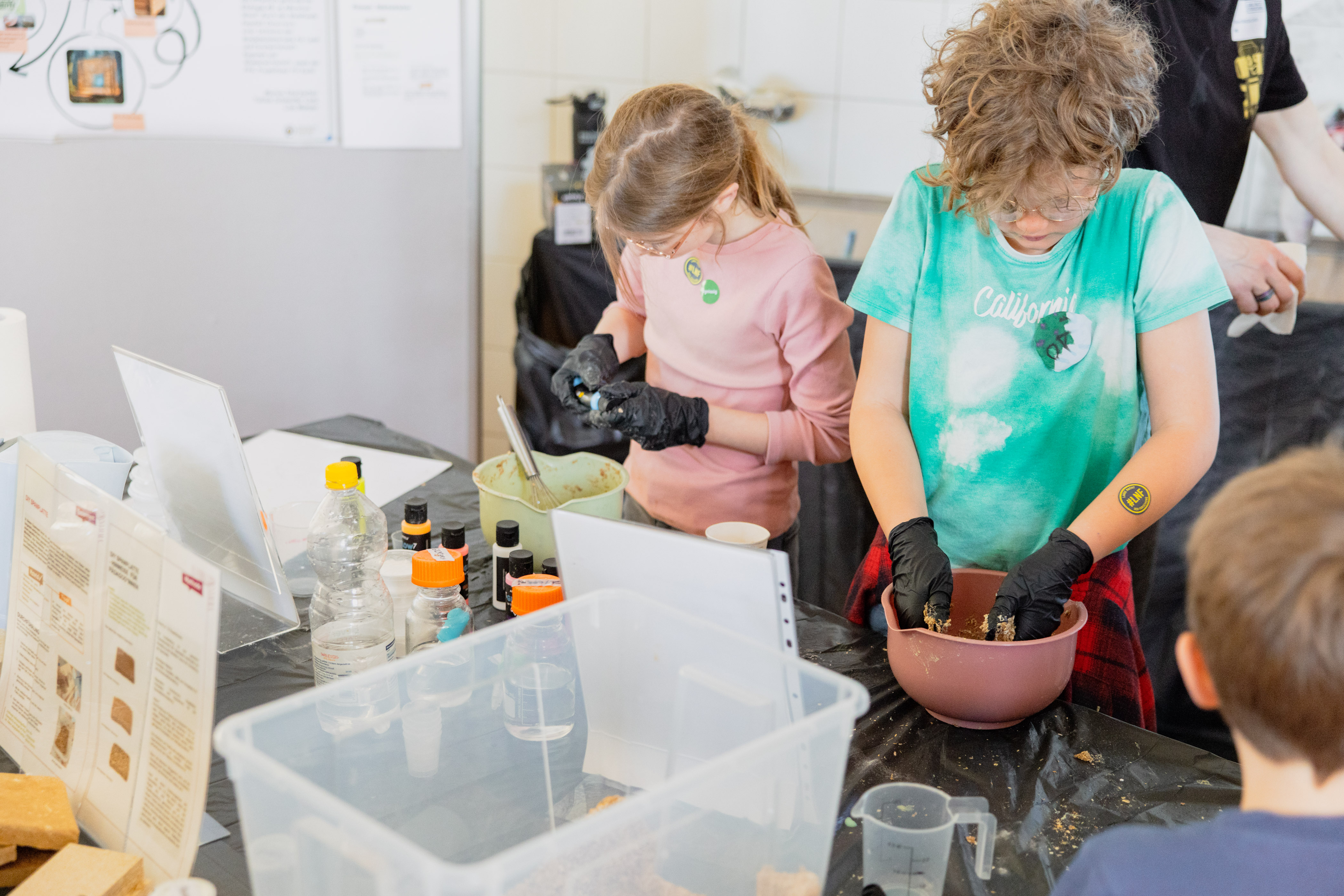 zwei Kinder an einer Mitmachstation