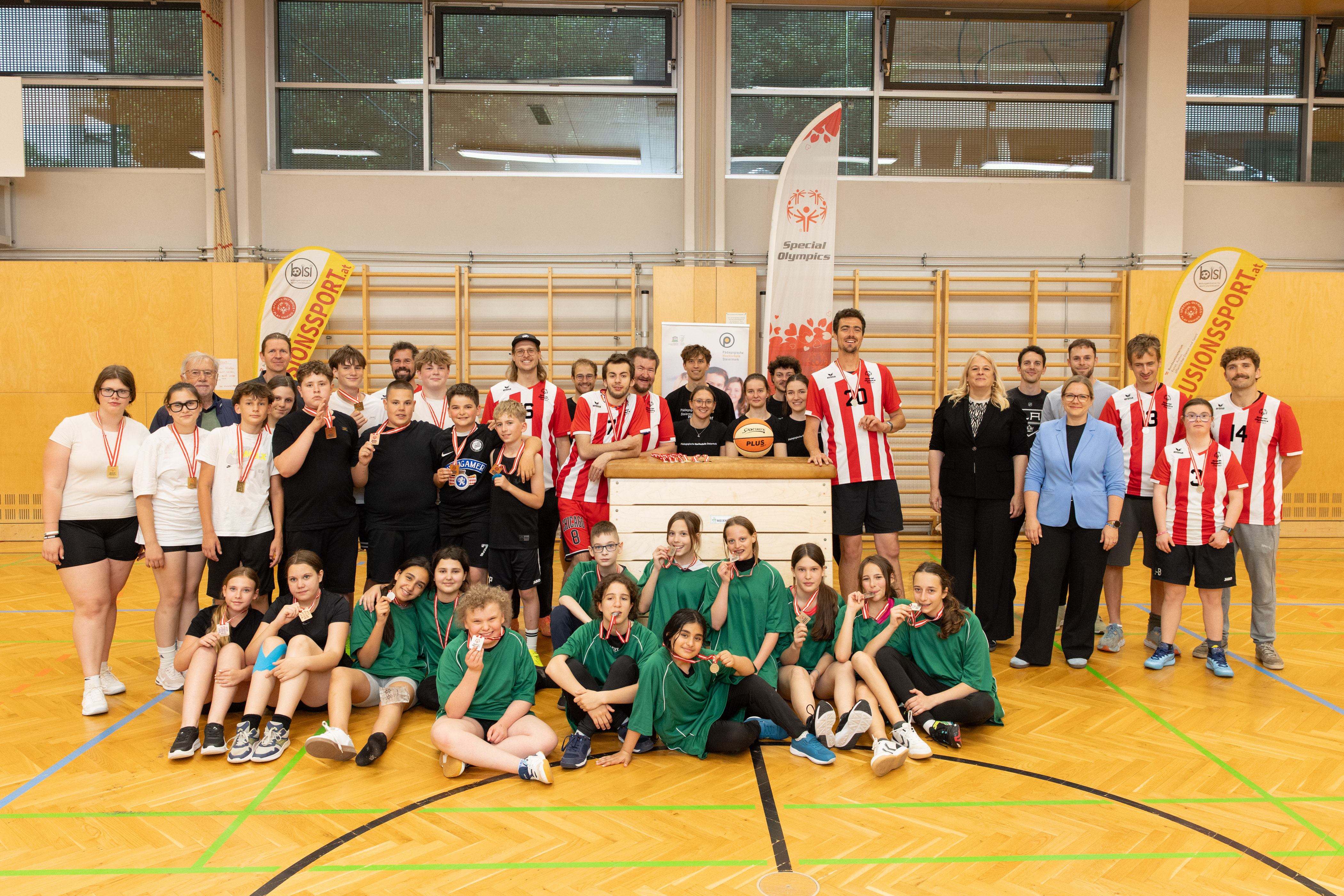 Gruppenfoto aller Teams