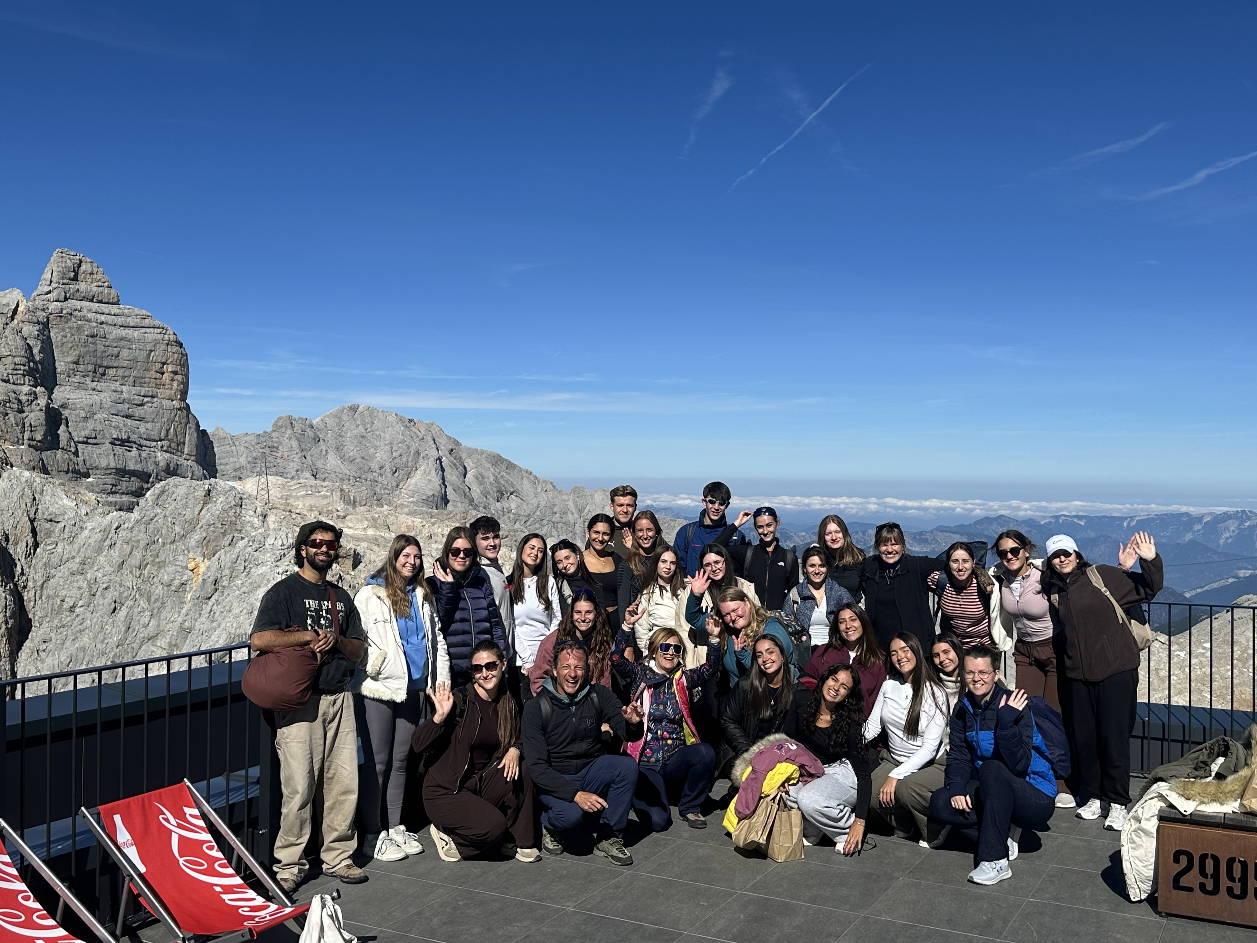 Gruppenfoto Erasmusstudierende auf Terasse. Im Hintergrund Berge