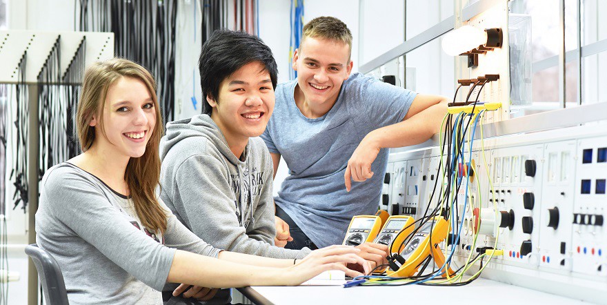 Schülerinnen und Schüler aus der Berufsbildung in einem Elektrotechniklabor