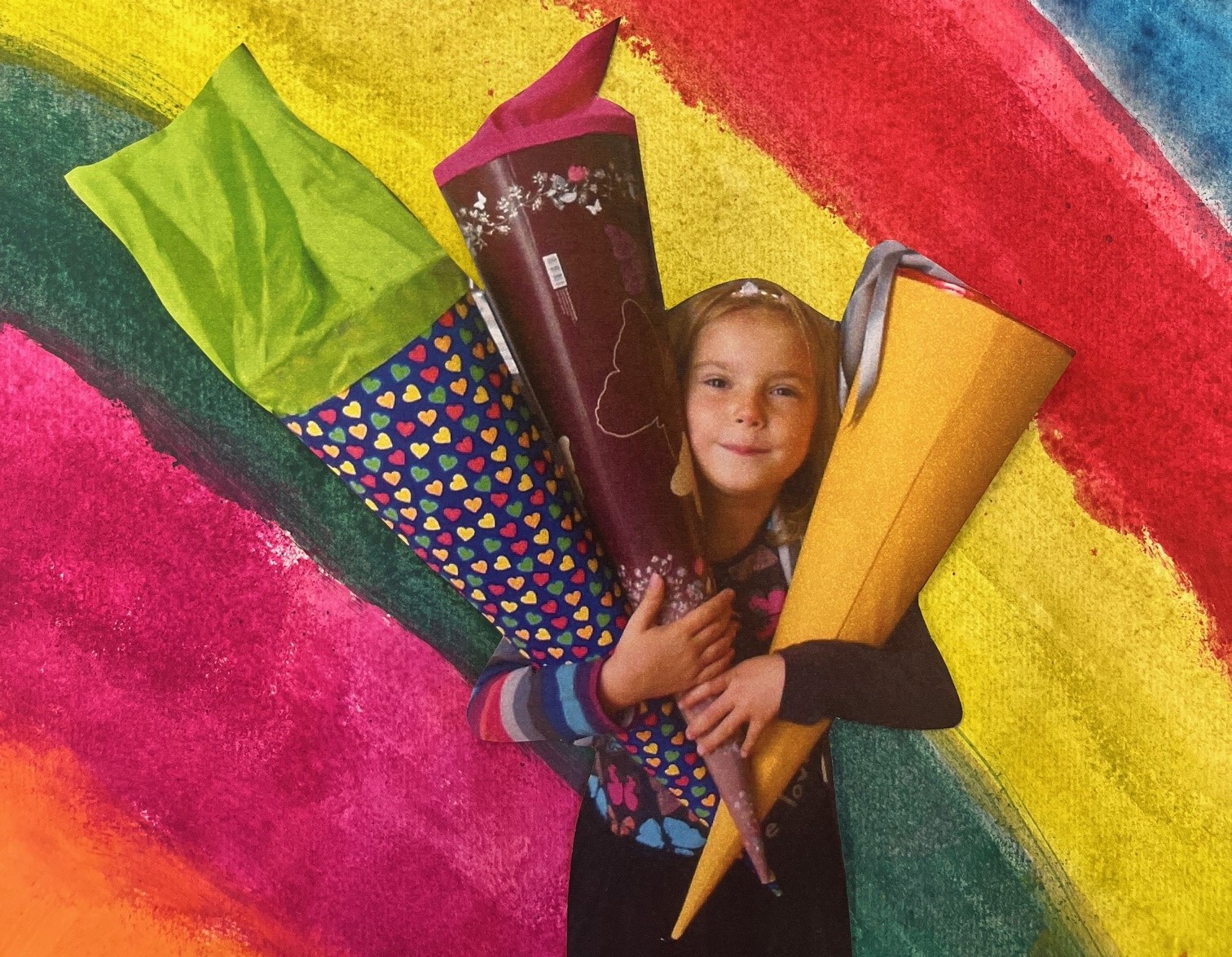 Volksschulkind mit Schultüten