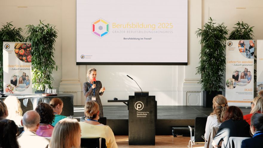 Kongress 2025 mit Moderatorin und Publikum