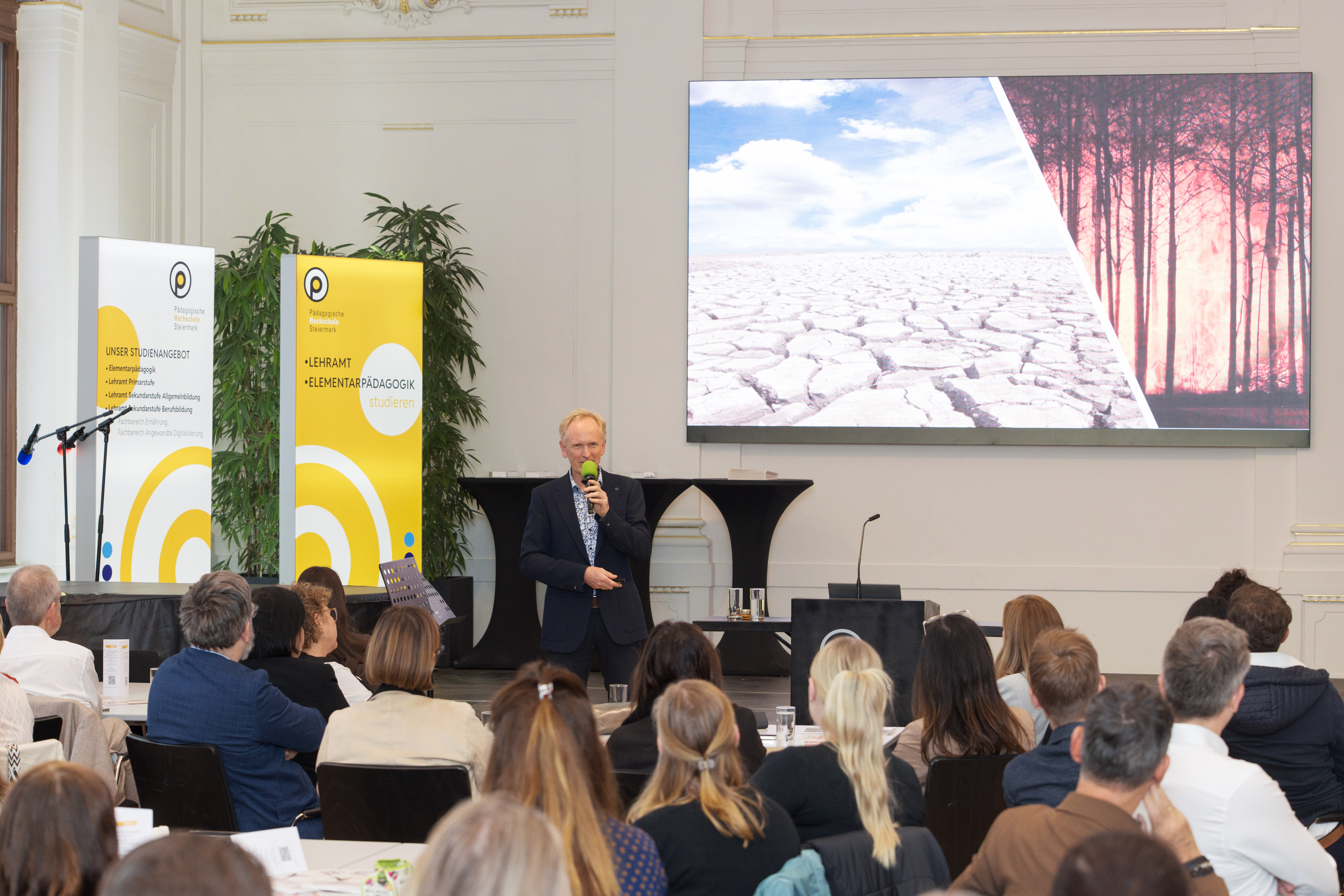 Der Keynotespeaker Kurt Haim beim vortrag auf der Bühne
