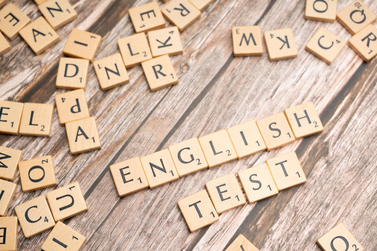 Hilzbuchstaben "English test"