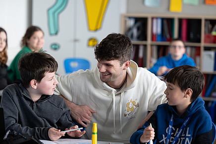 2 Buben mit Lehrer im Klassenzimmer