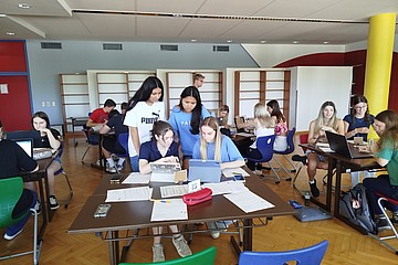Klassenzimmer mit Schüler*innen