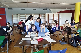 Klassenzimmer mit Schüler*innen