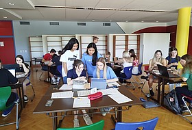 Klassenzimmer mit Schüler*innen