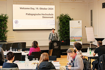 Christoph Gruber hält Vortrag